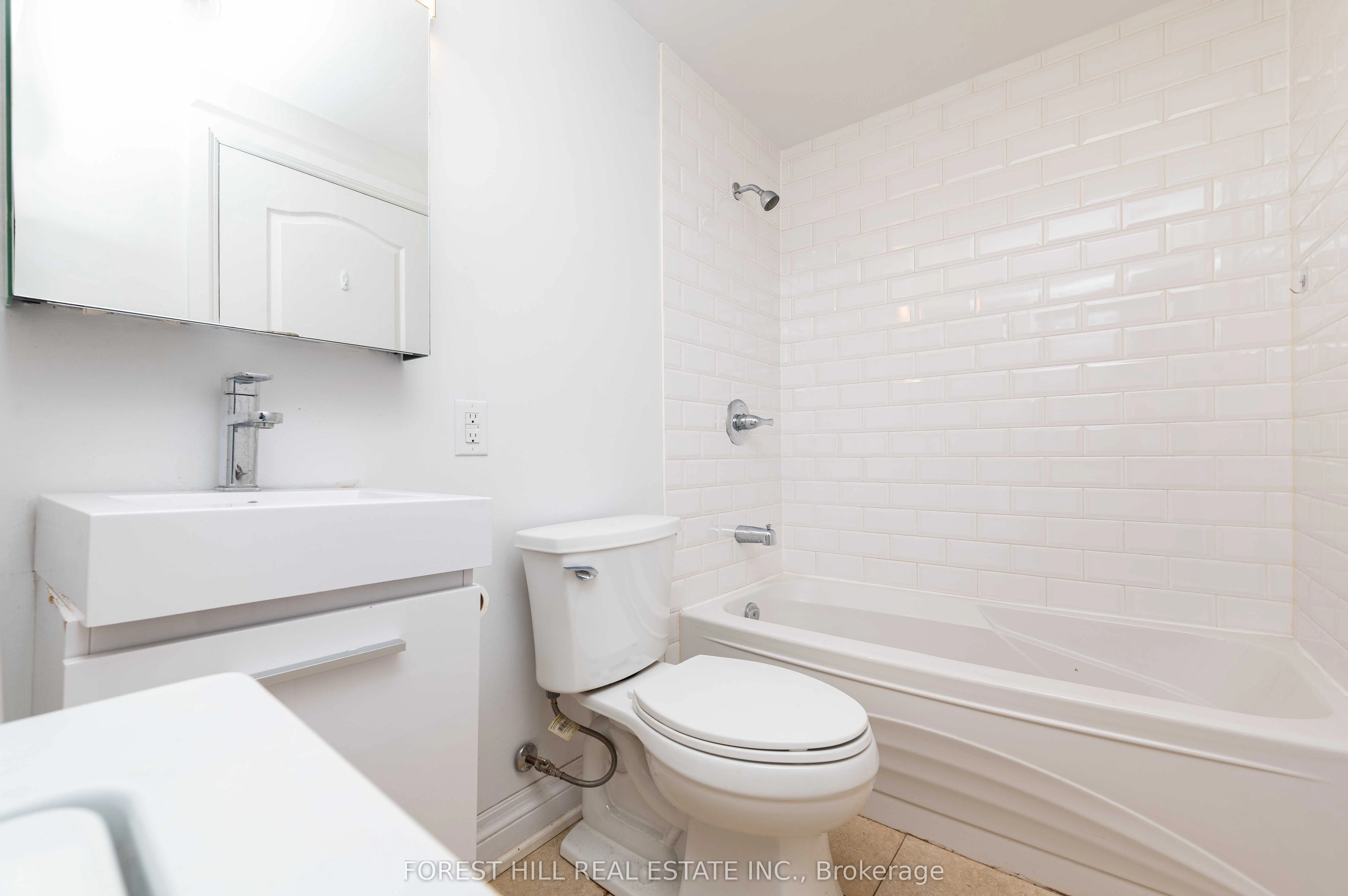 1207 Lorne Park-Coachhous Road