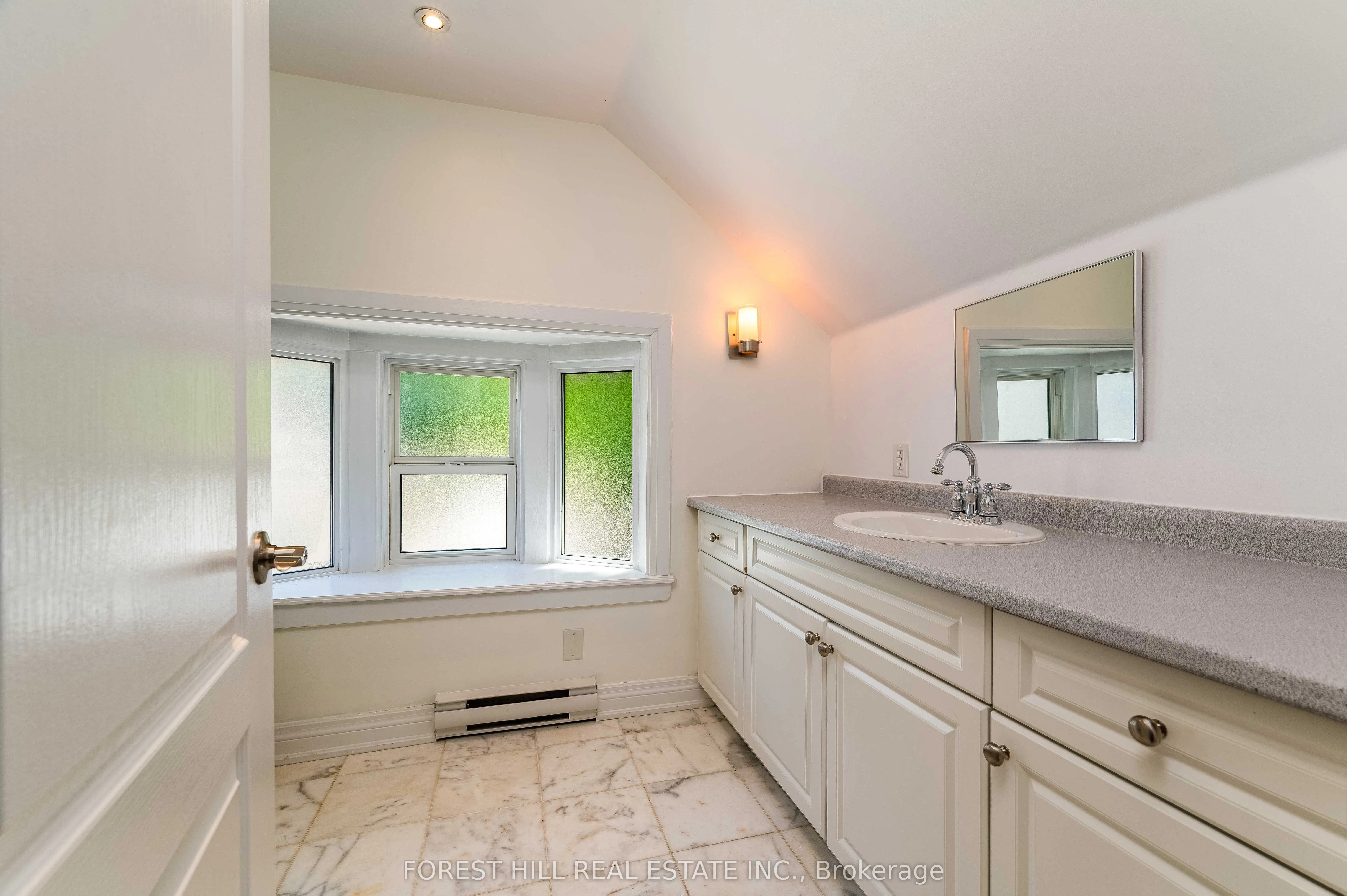 1207 Lorne Park-Coachhous Road