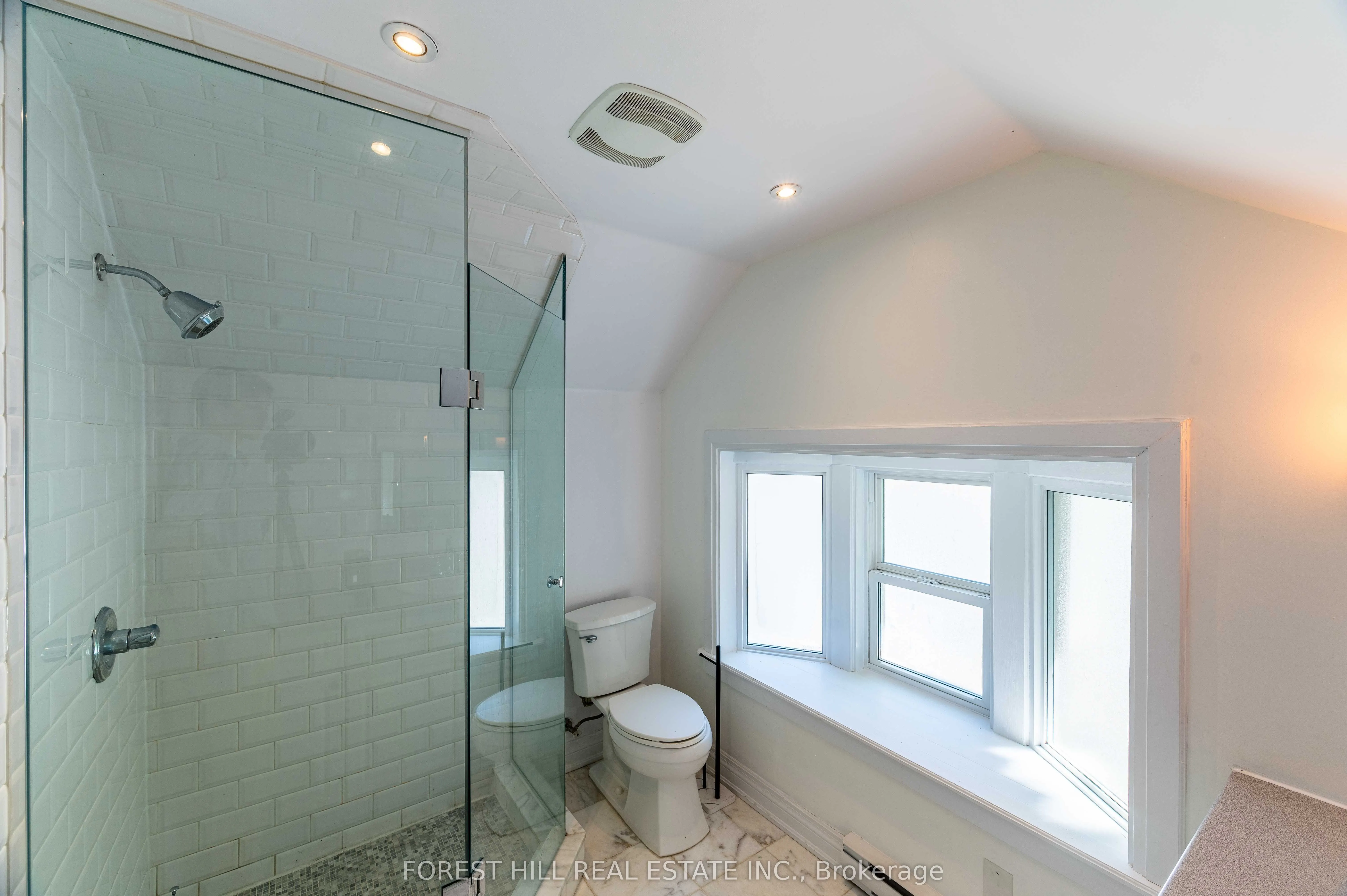 1207 Lorne Park-Coachhous Road