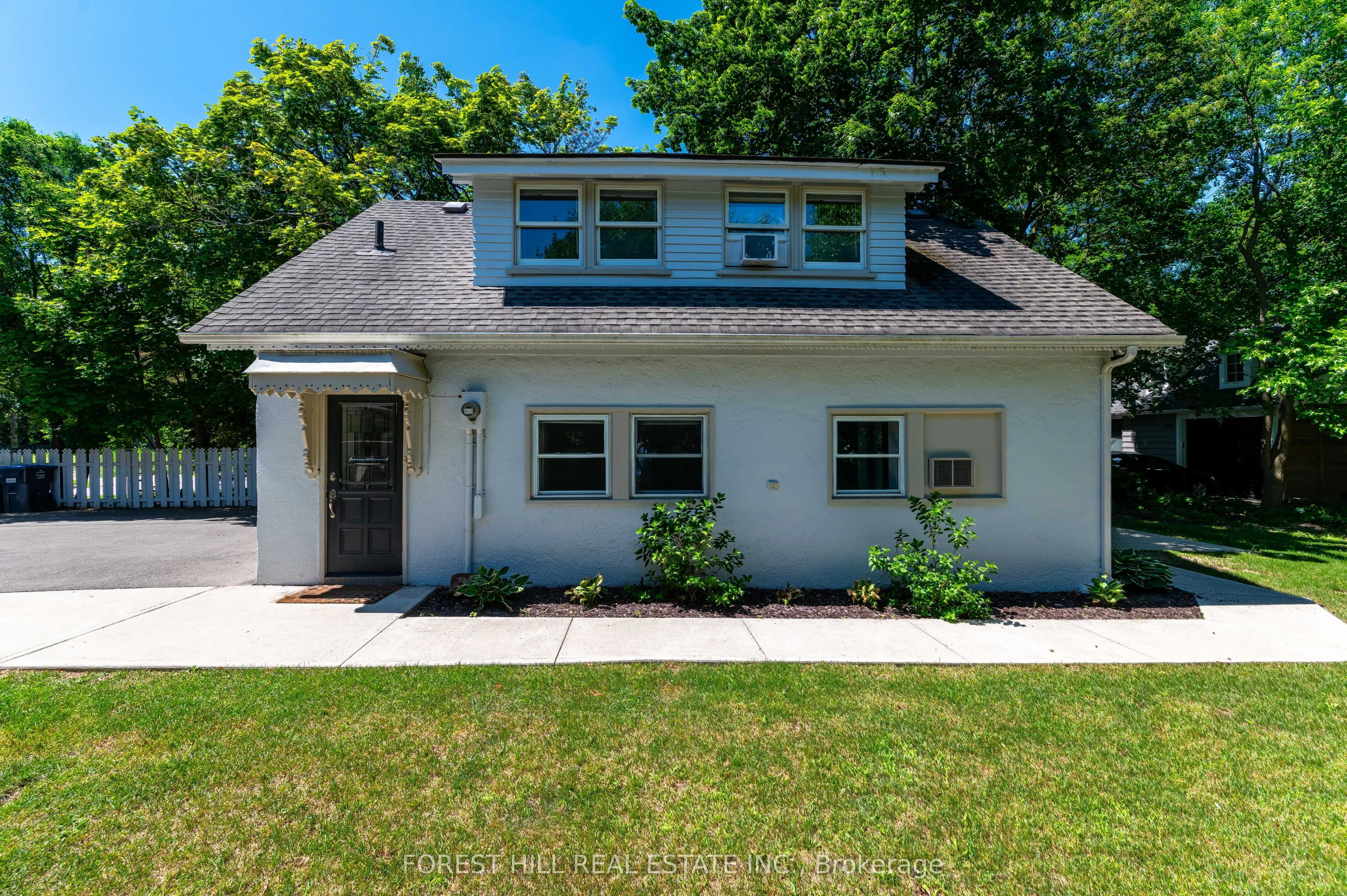 1207 Lorne Park-Coachhous Road