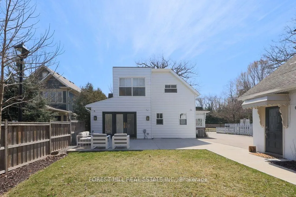 1207 Lorne Park-Coachhous Road