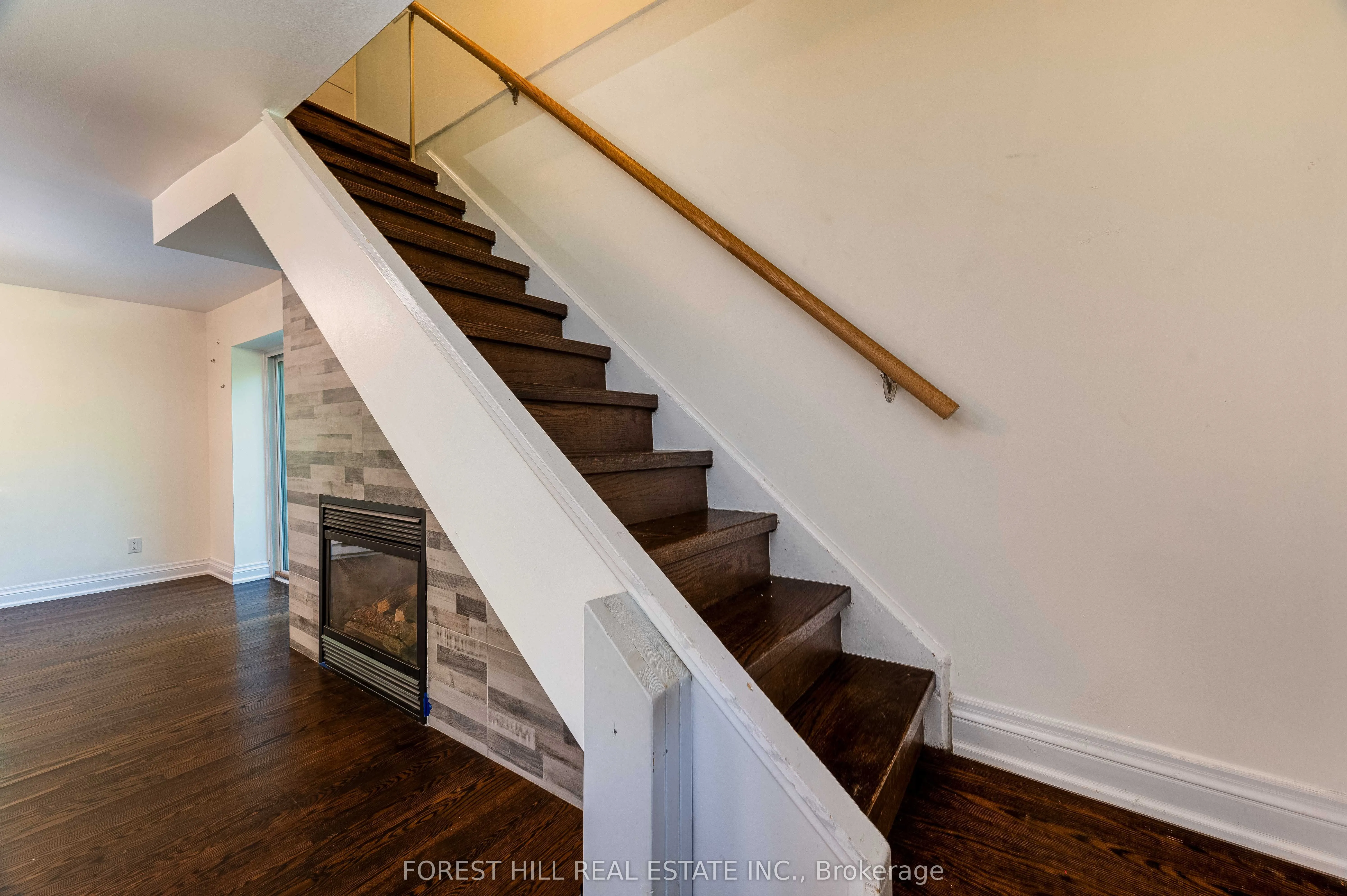 1207 Lorne Park-Coachhous Road