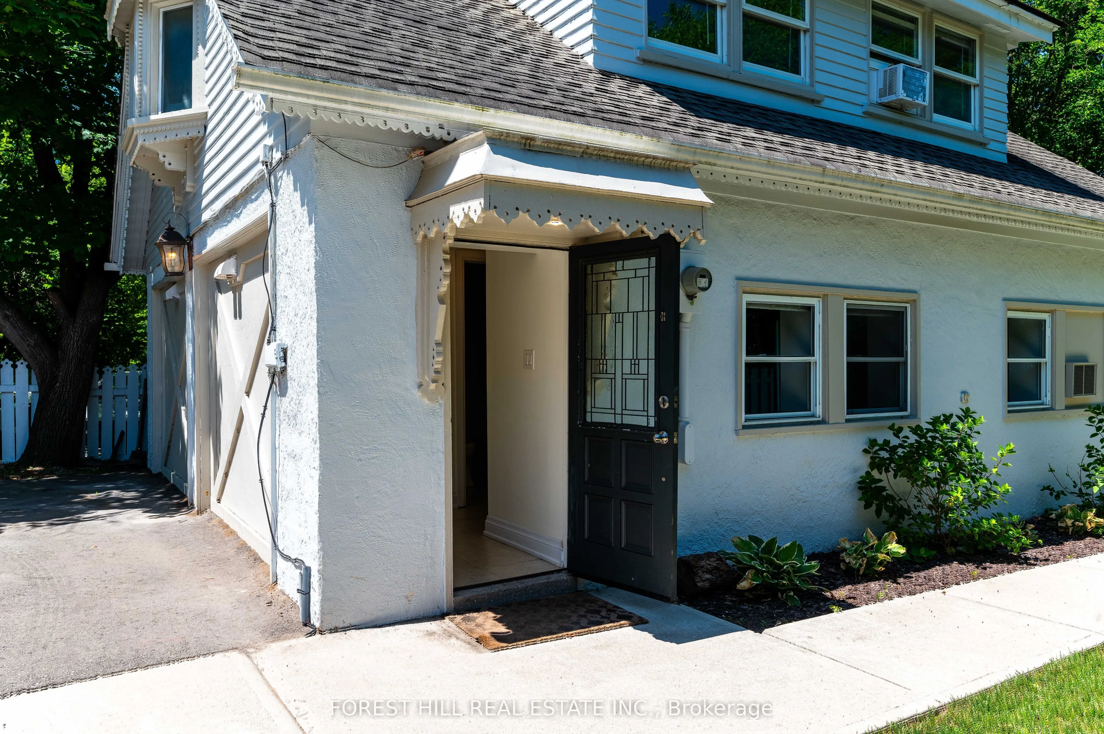 1207 Lorne Park-Coachhous Road
