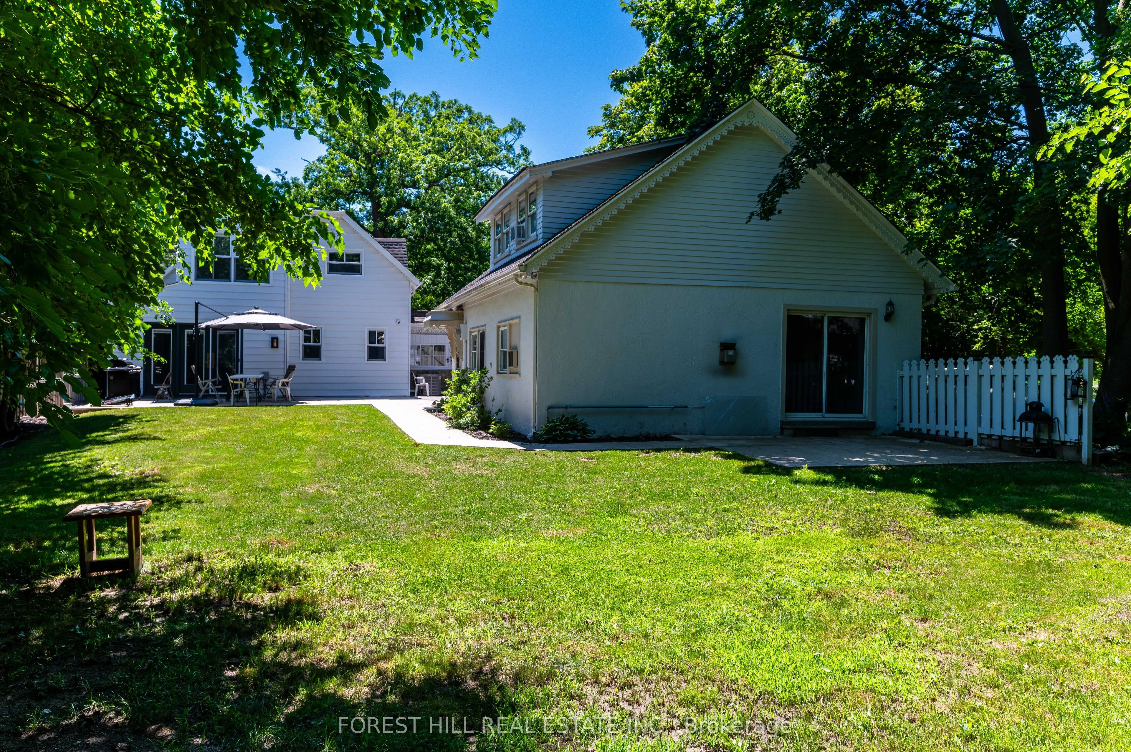1207 Lorne Park-Coachhous Road
