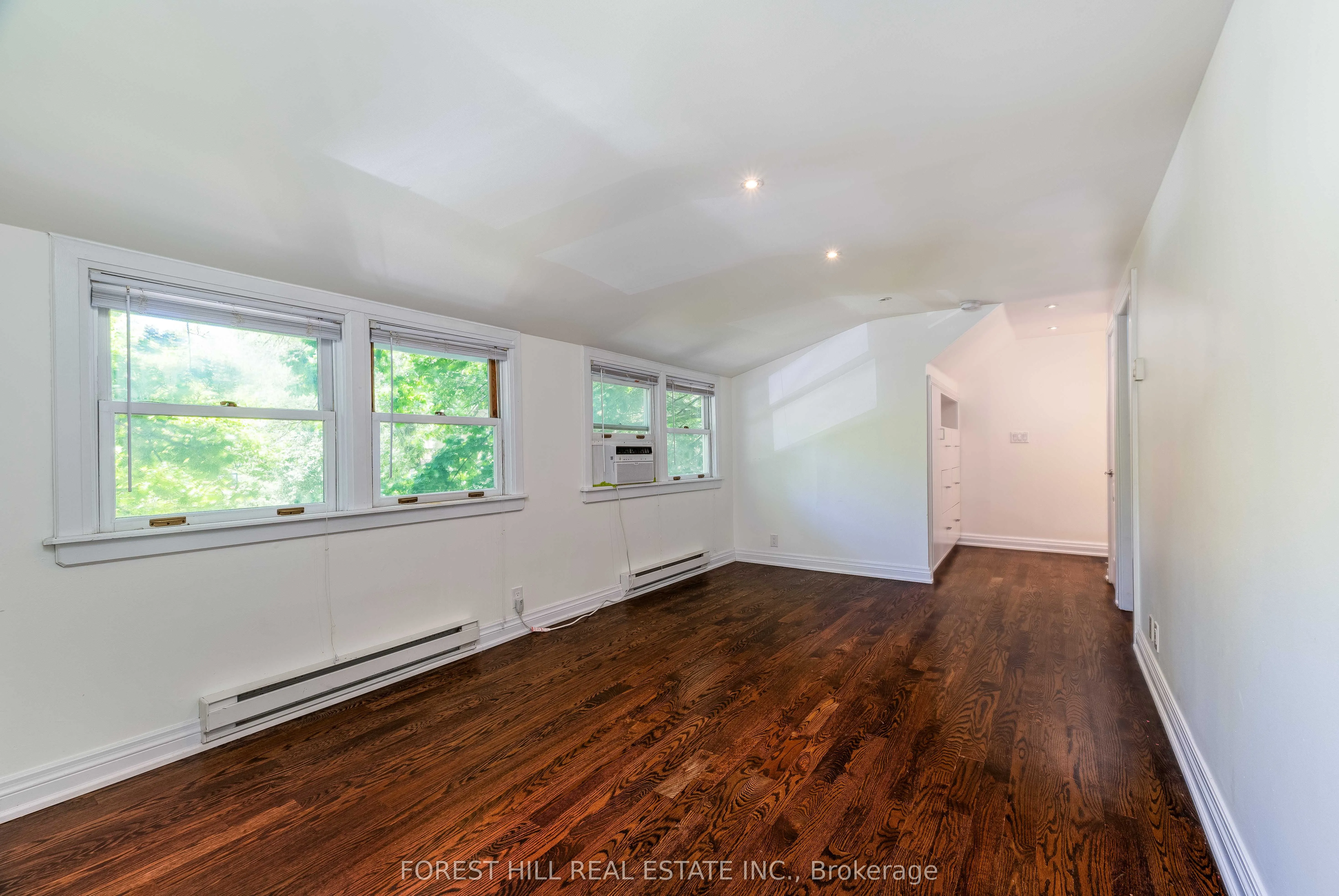 1207 Lorne Park-Coachhous Road