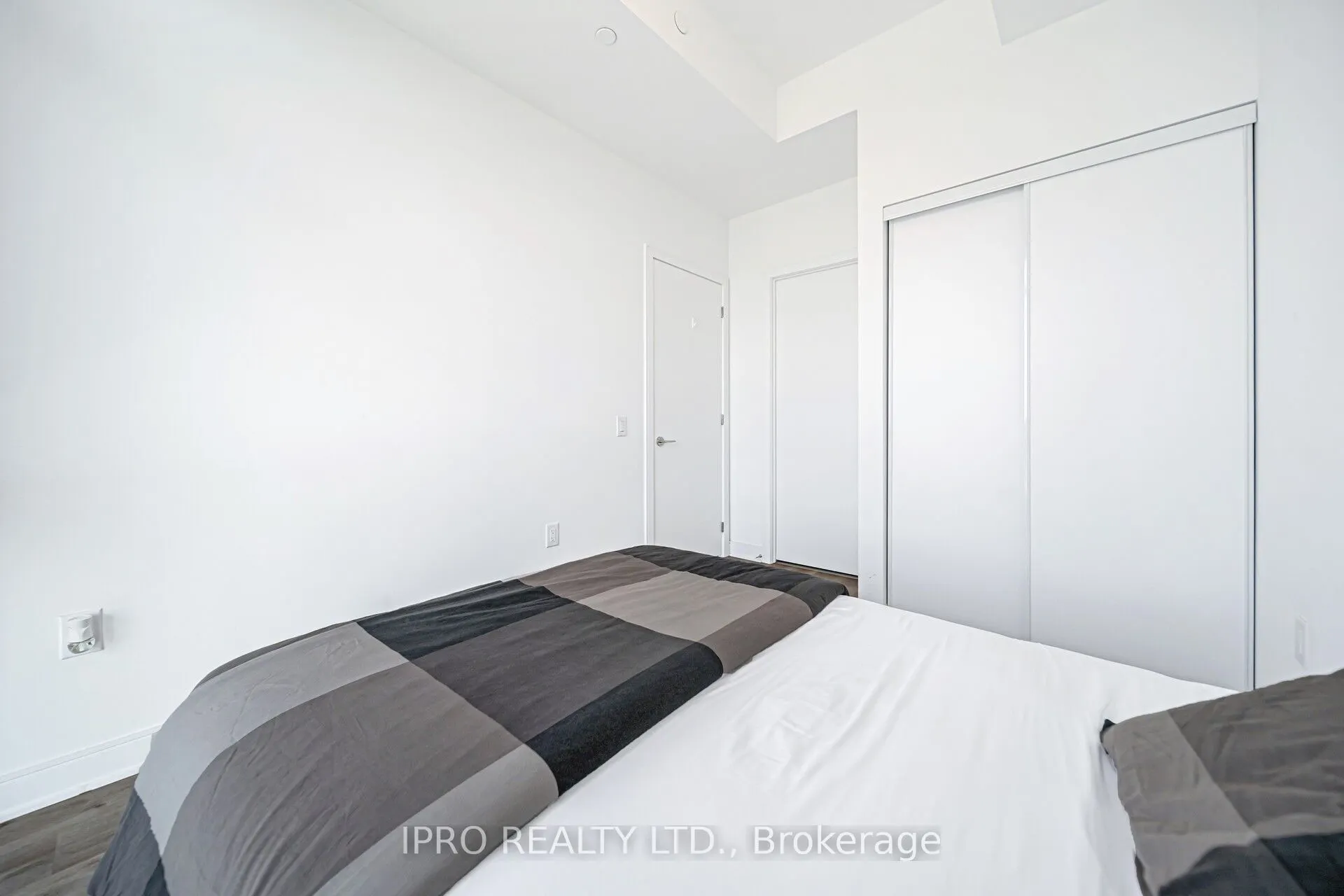 86 Dundas Street E, #1714