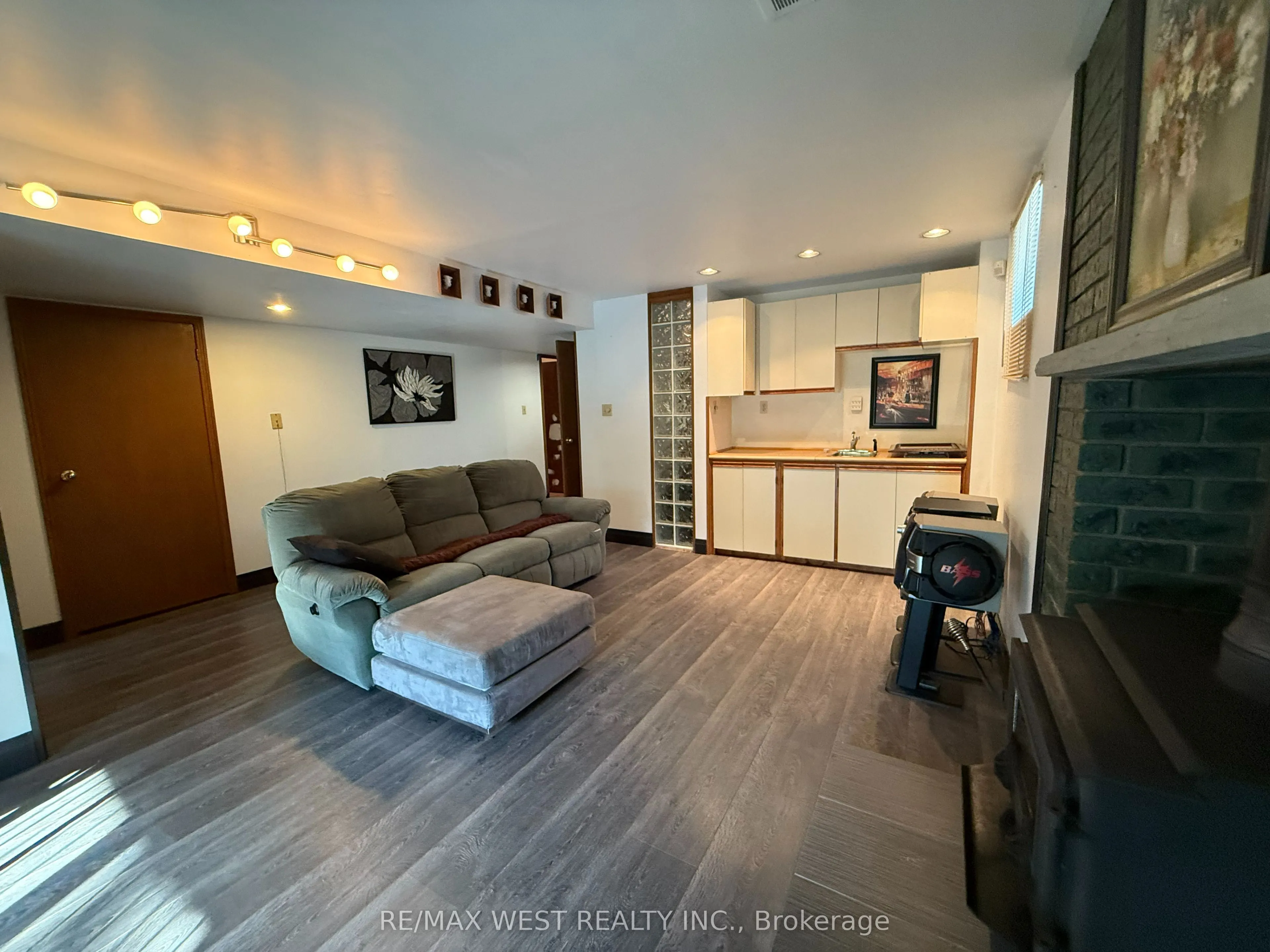 4256 Petersburg Crescent