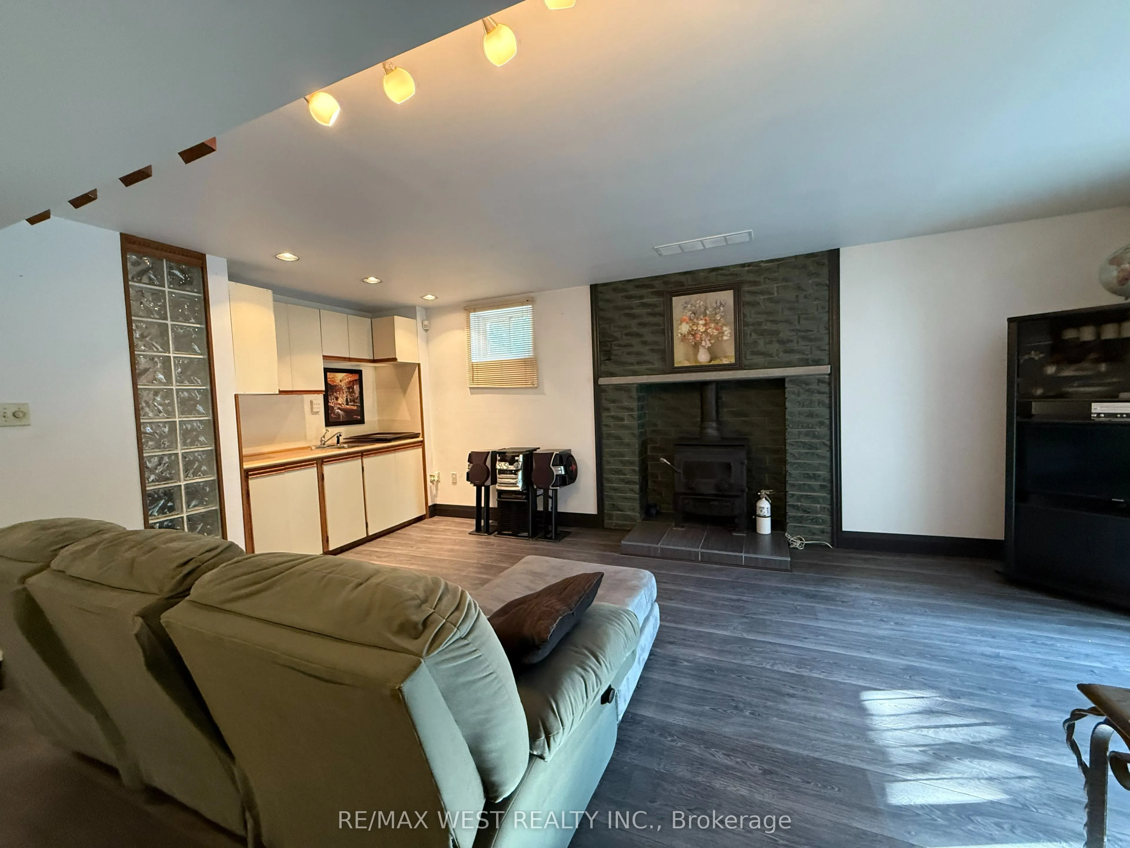 4256 Petersburg Crescent