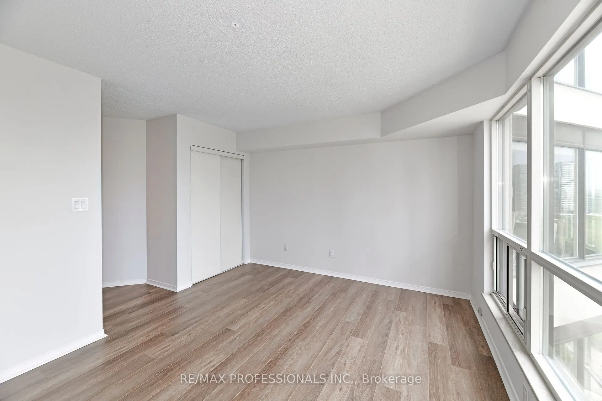 2269 Lakeshore Boulevard W, #2004