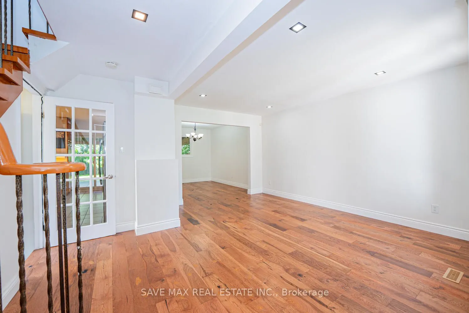 6983 Hickling Crescent