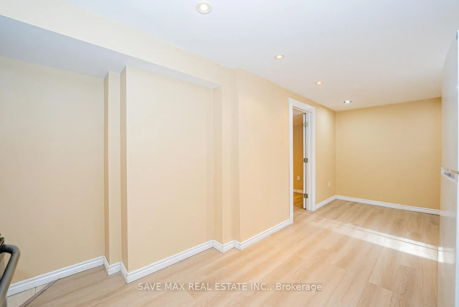 6983 Hickling Crescent