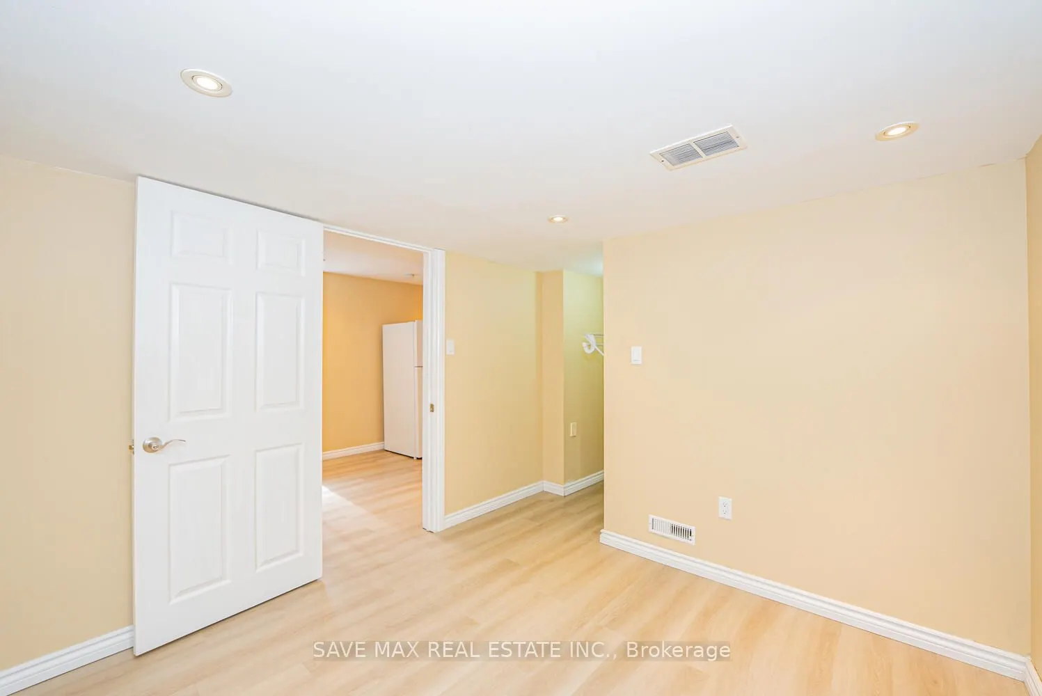 6983 Hickling Crescent