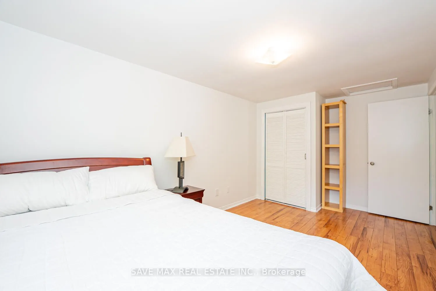 6983 Hickling Crescent
