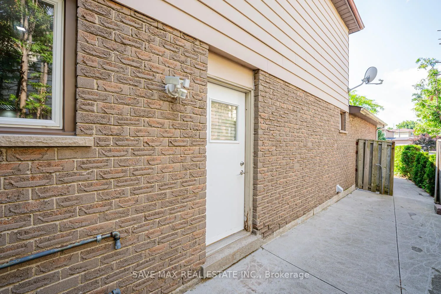 6983 Hickling Crescent