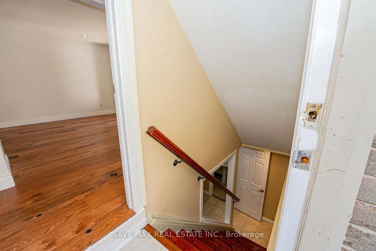 6983 Hickling Crescent