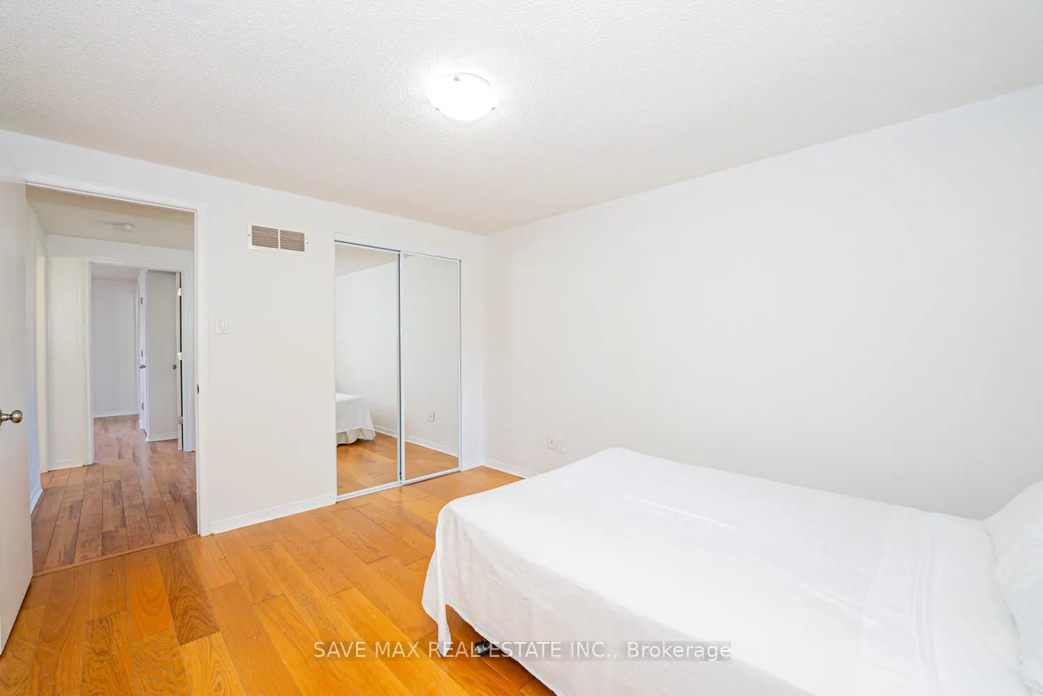 6983 Hickling Crescent