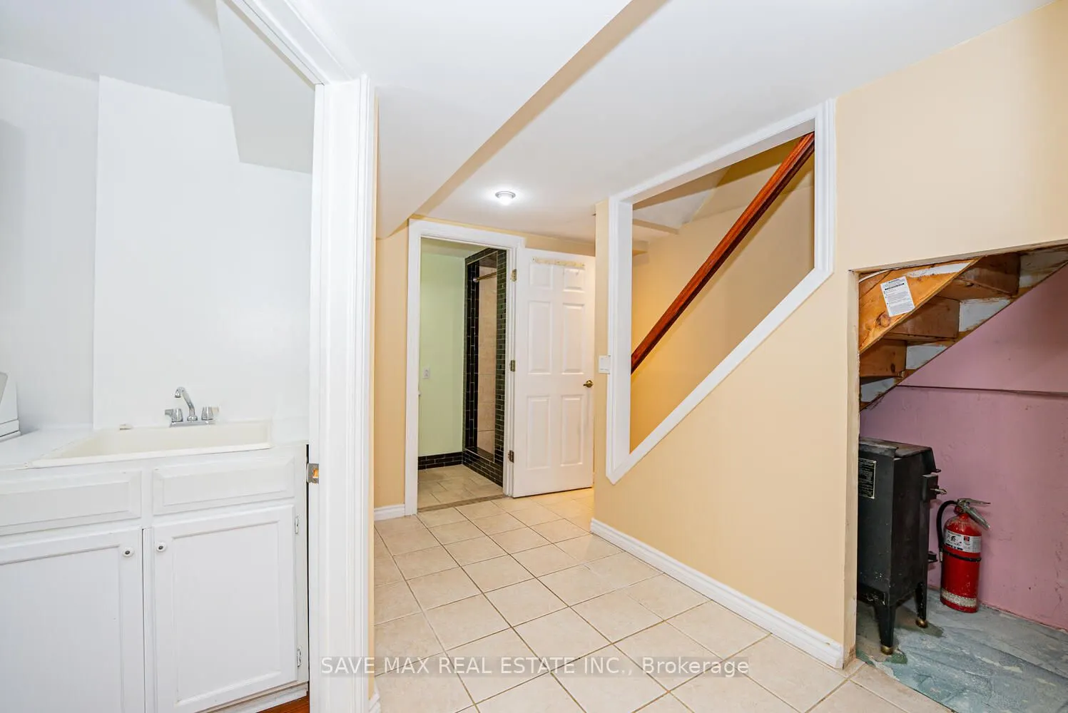 6983 Hickling Crescent
