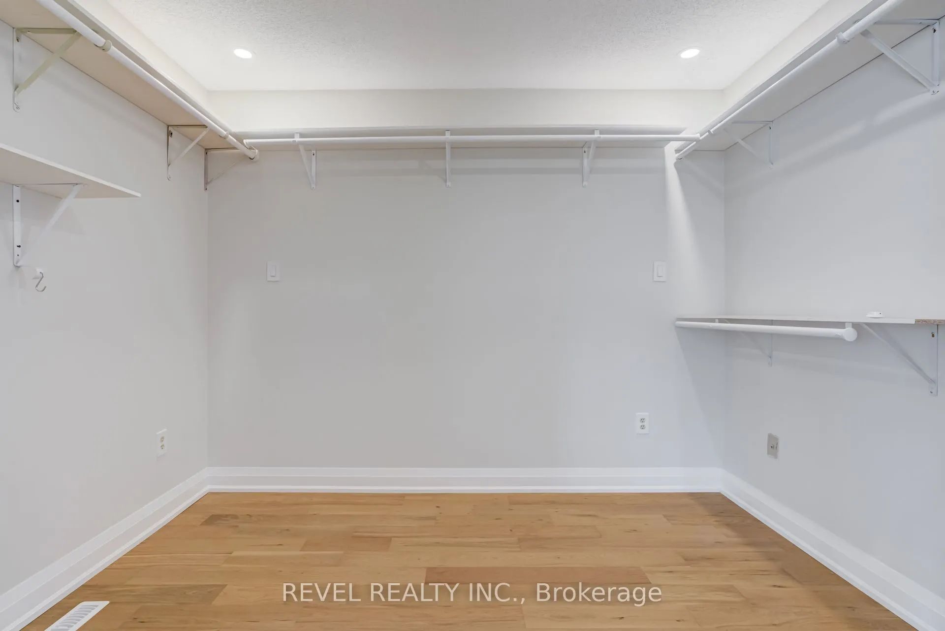 6 Lone Oak Avenue