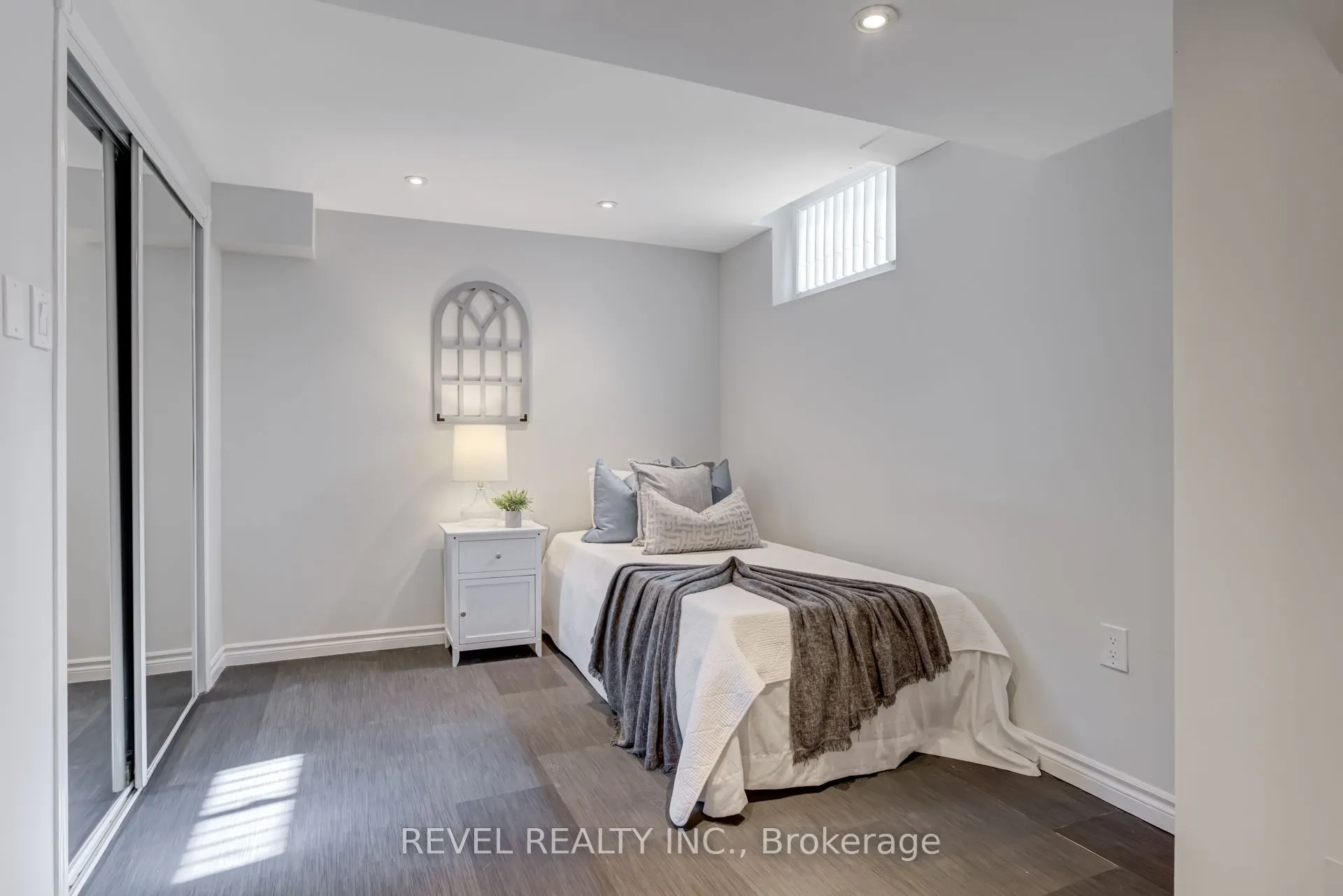 6 Lone Oak Avenue