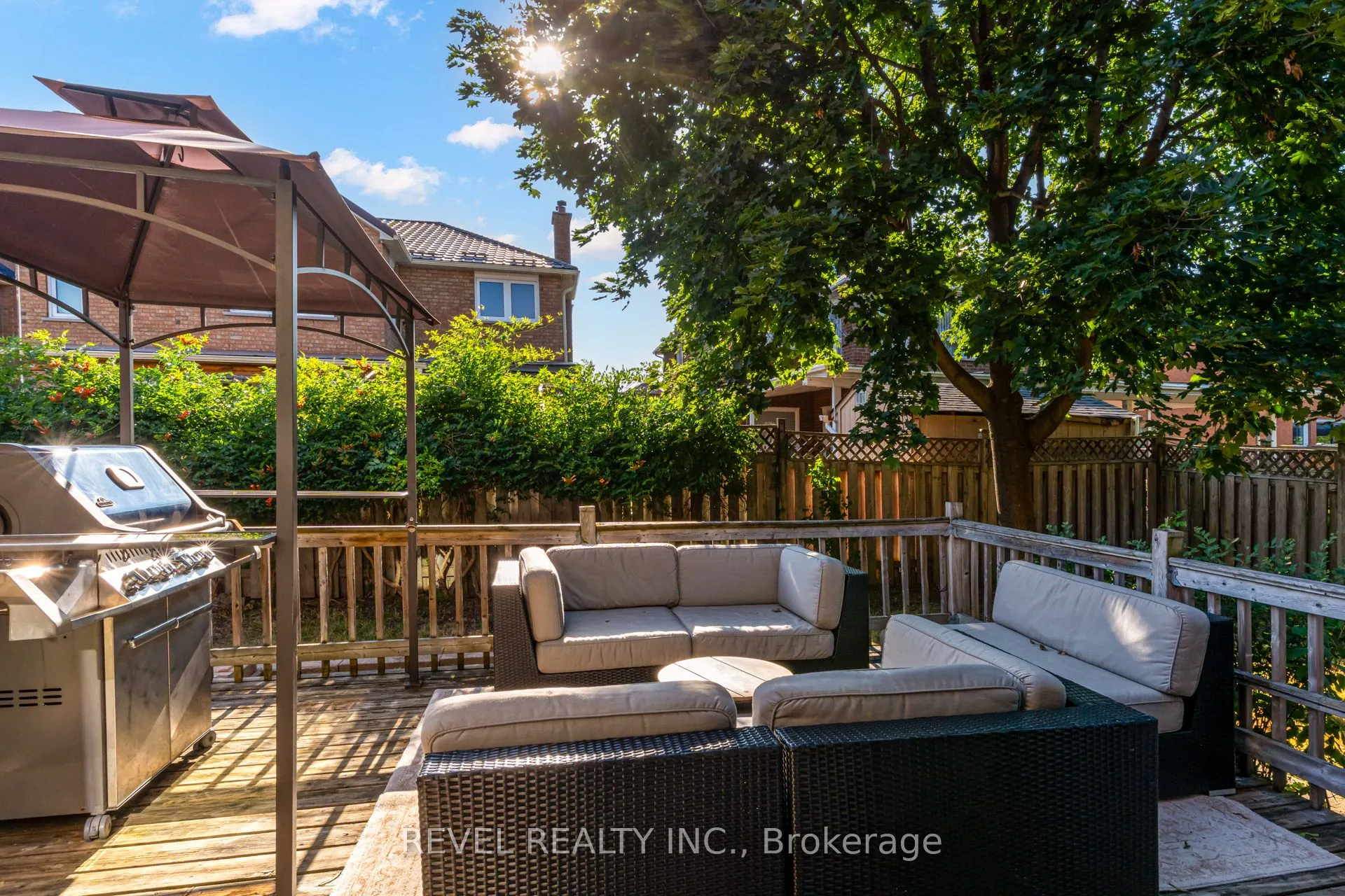 6 Lone Oak Avenue