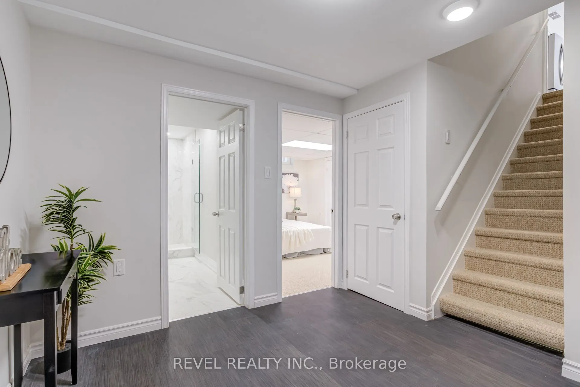 6 Lone Oak Avenue