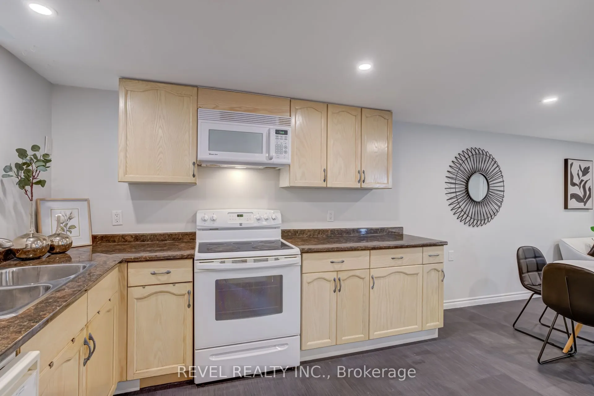 6 Lone Oak Avenue