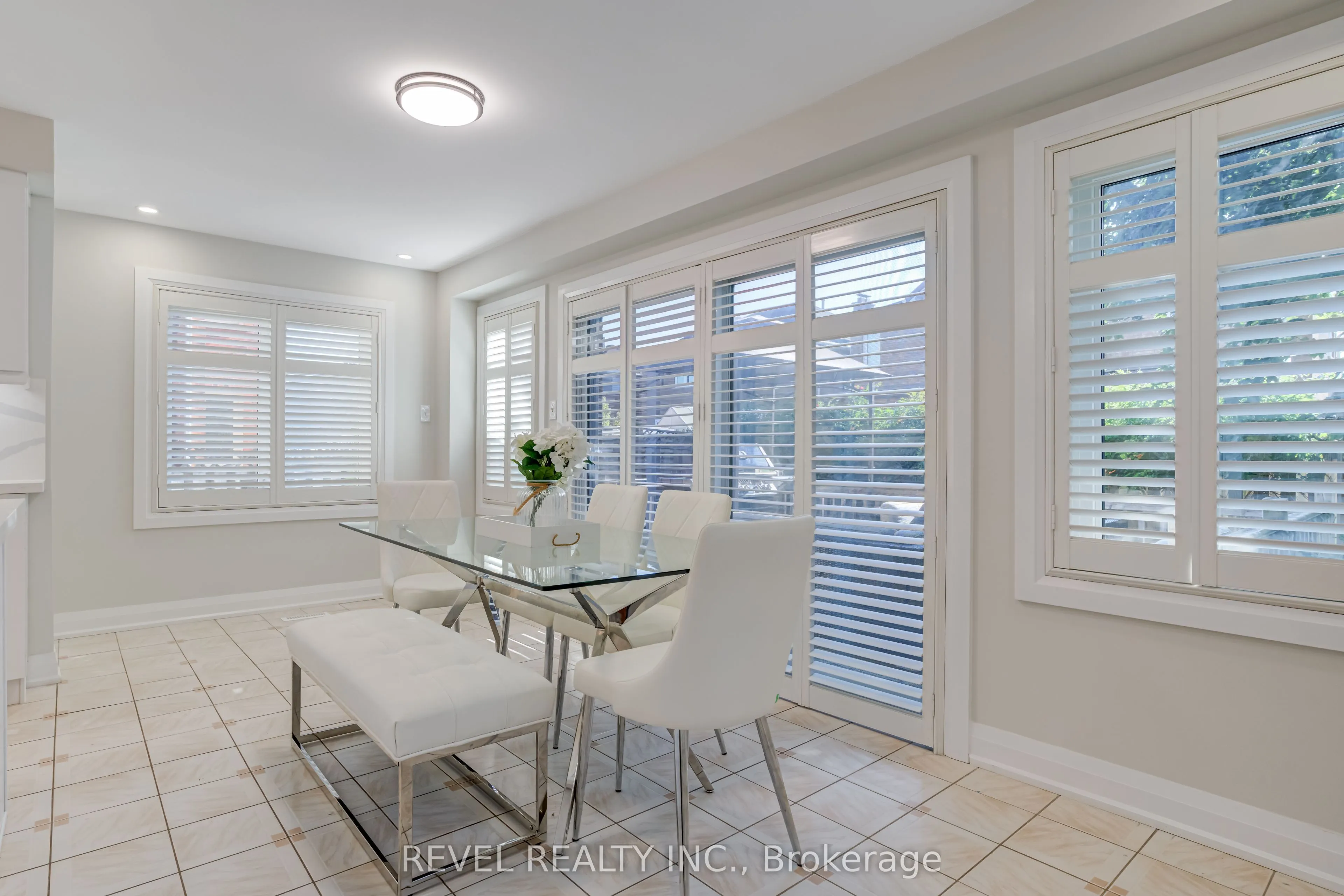6 Lone Oak Avenue