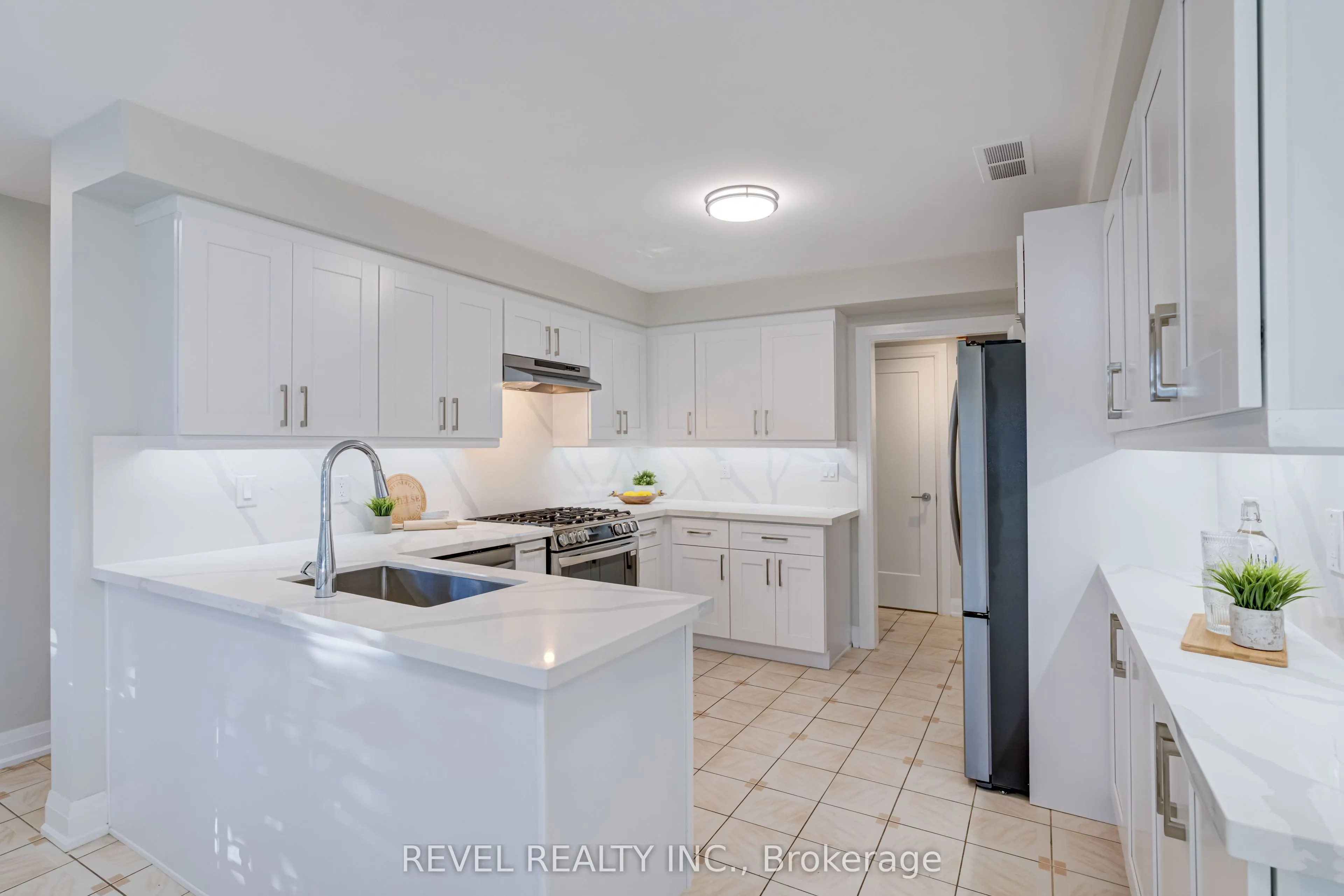 6 Lone Oak Avenue