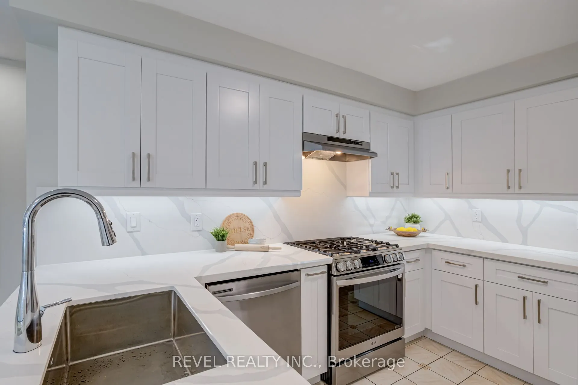 6 Lone Oak Avenue