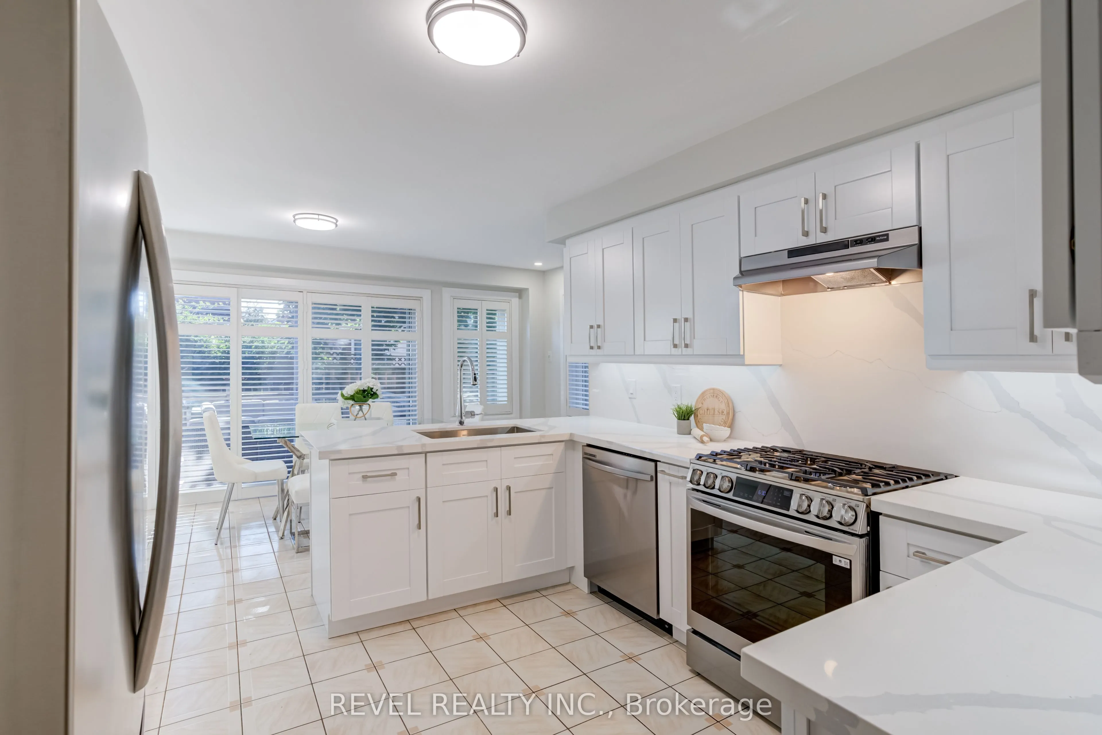 6 Lone Oak Avenue
