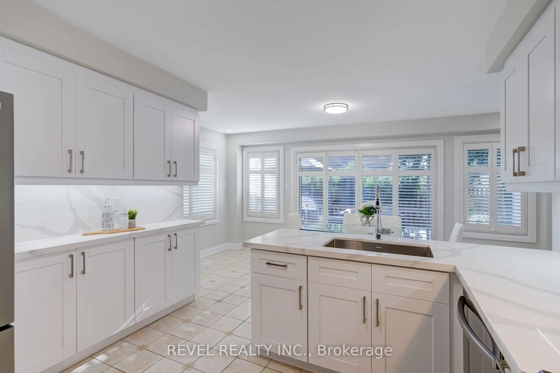 6 Lone Oak Avenue