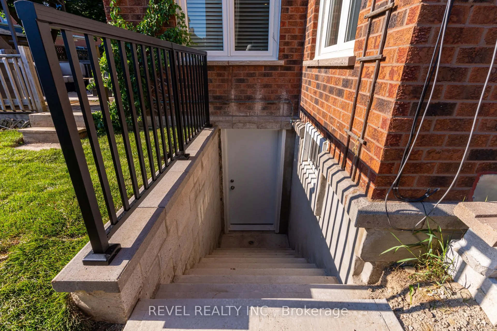 6 Lone Oak Avenue