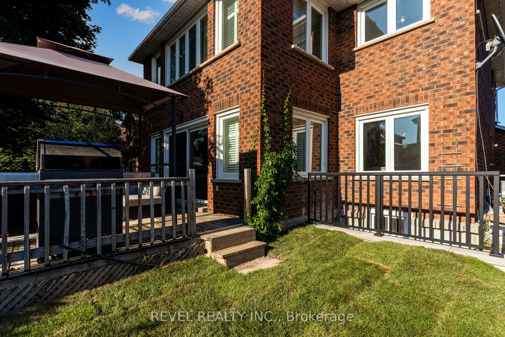 6 Lone Oak Avenue