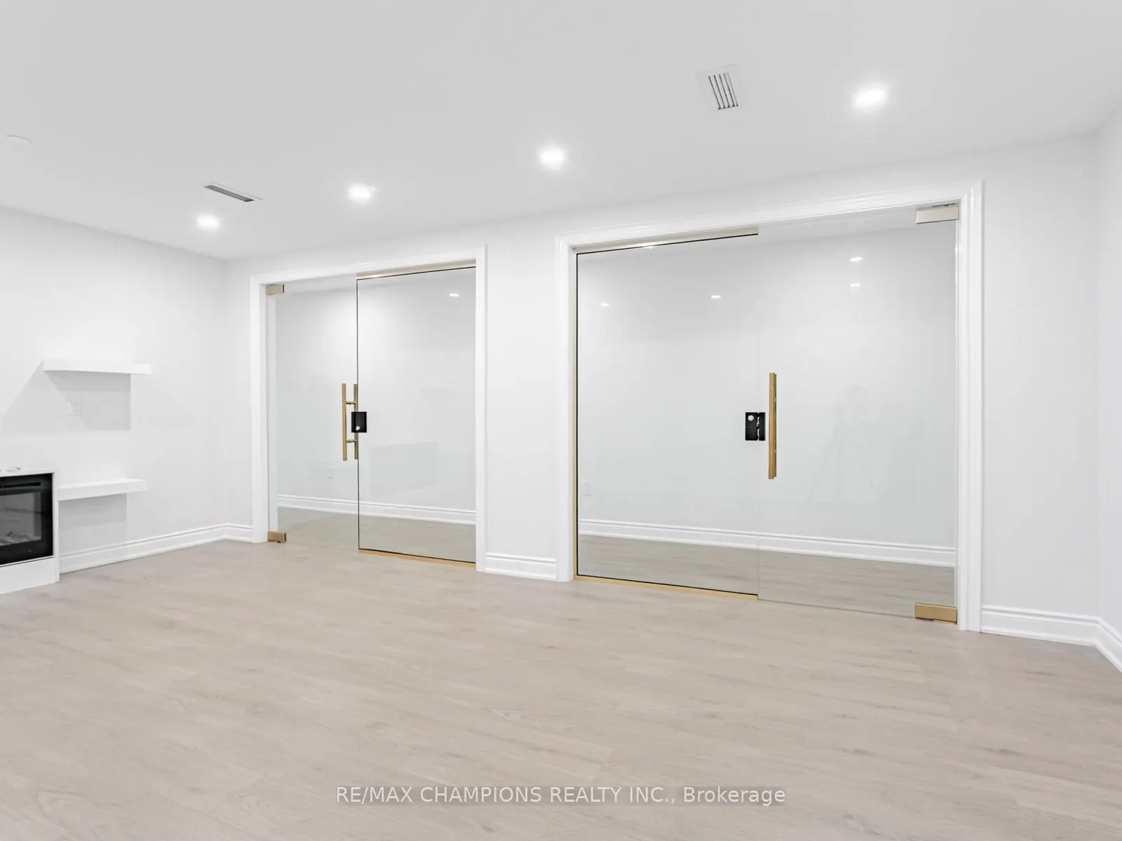 2565 Steeles Avenue E, #26