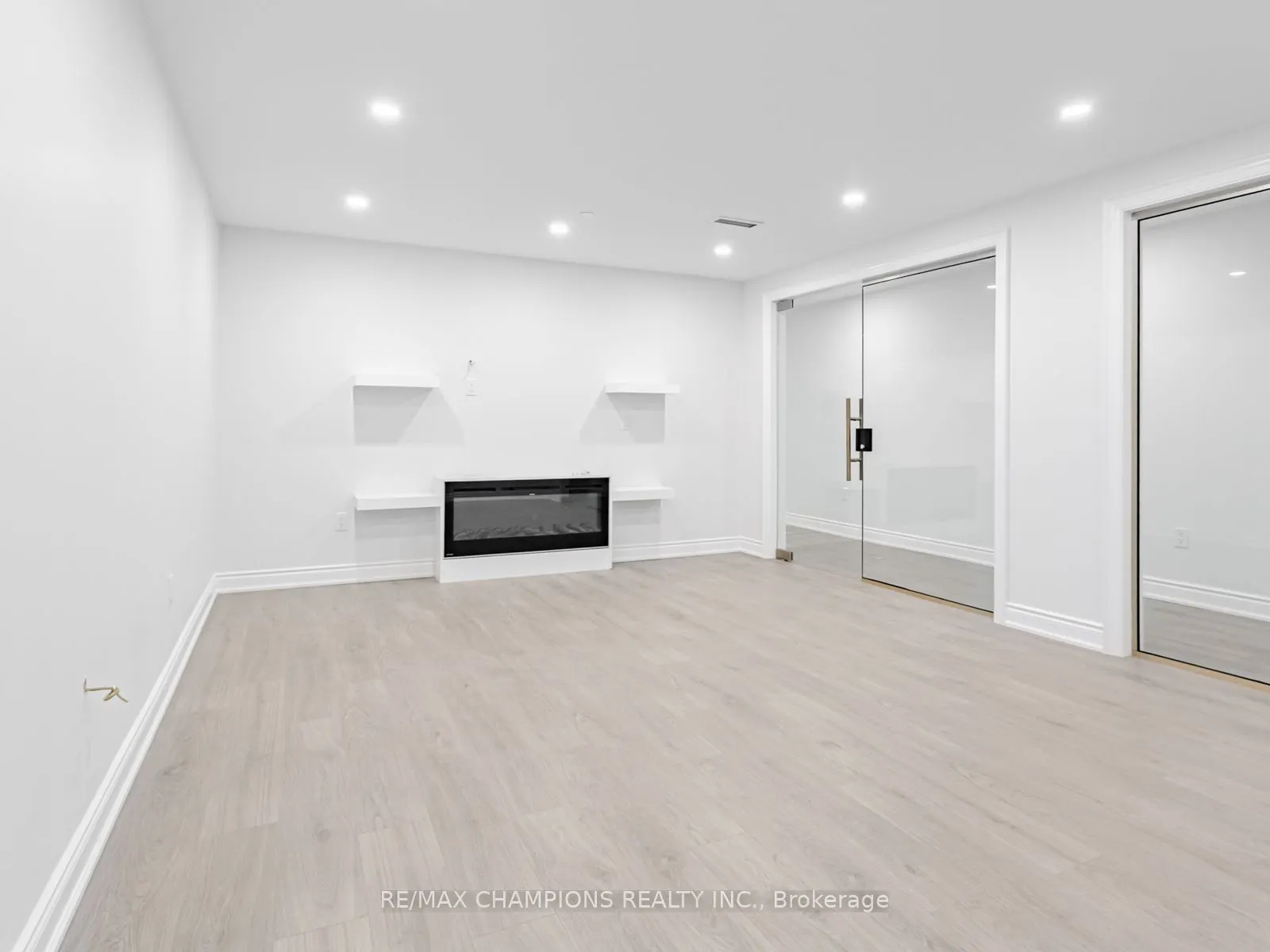 2565 Steeles Avenue E, #26