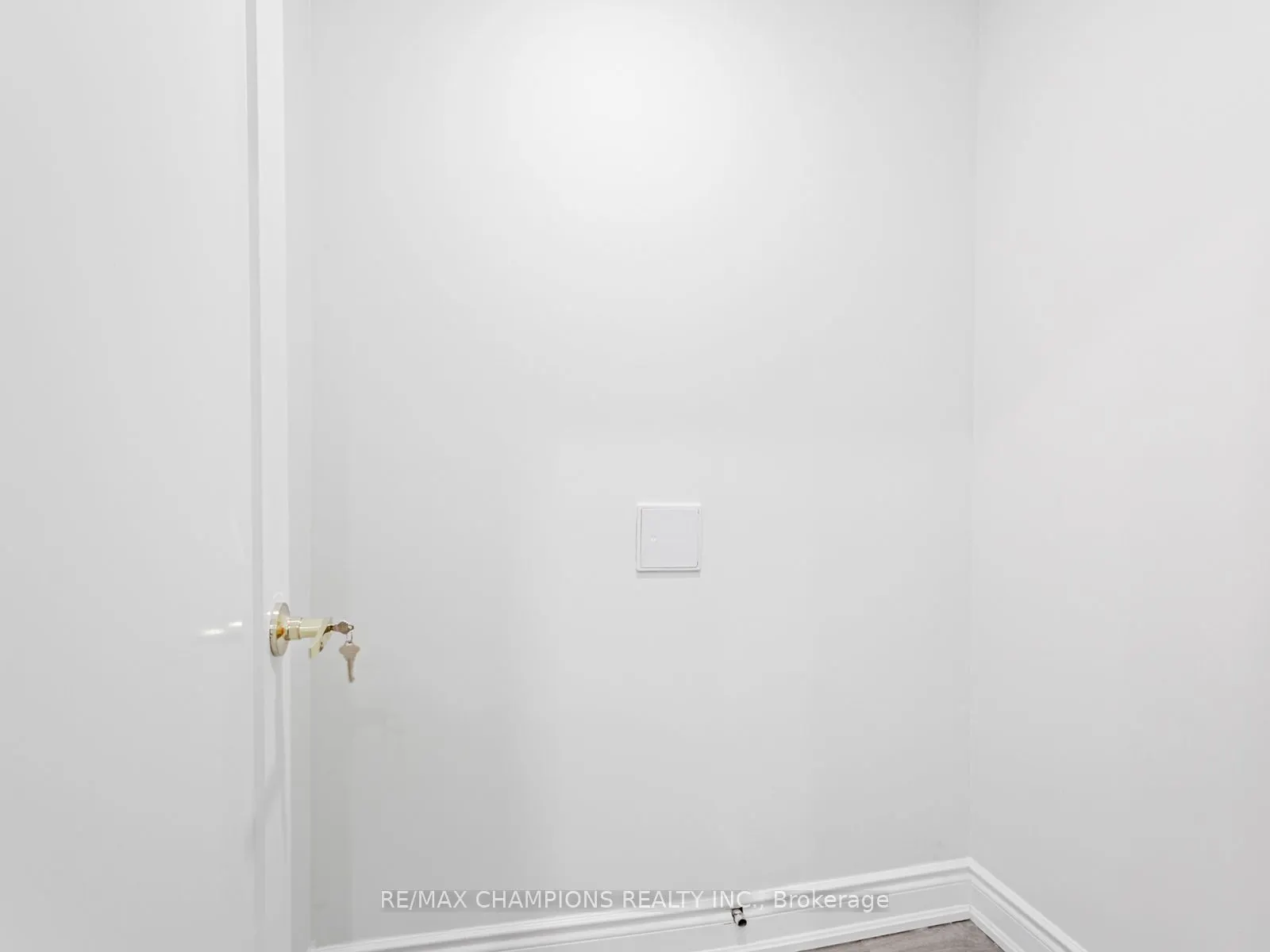 2565 Steeles Avenue E, #26