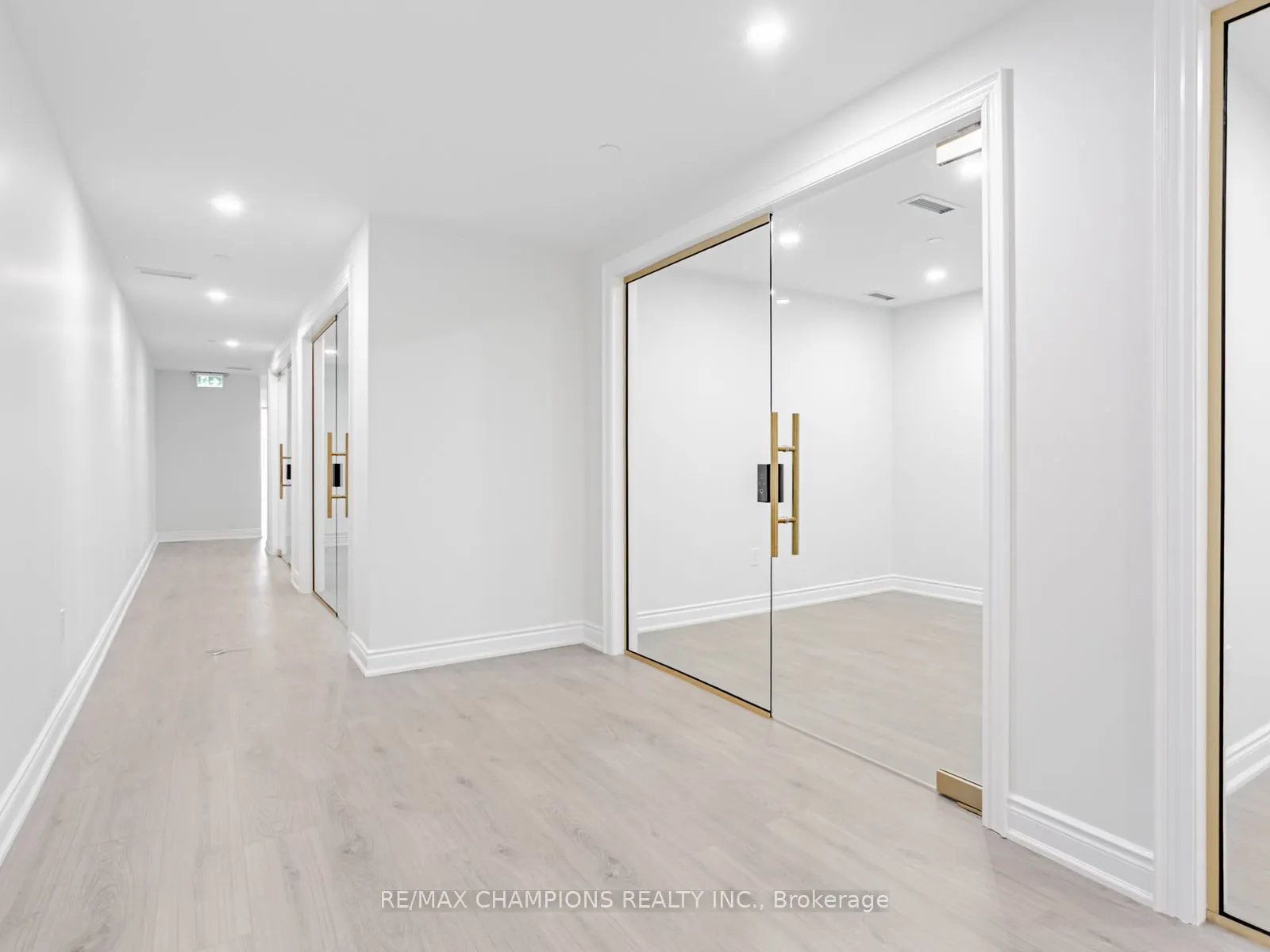 2565 Steeles Avenue E, #26