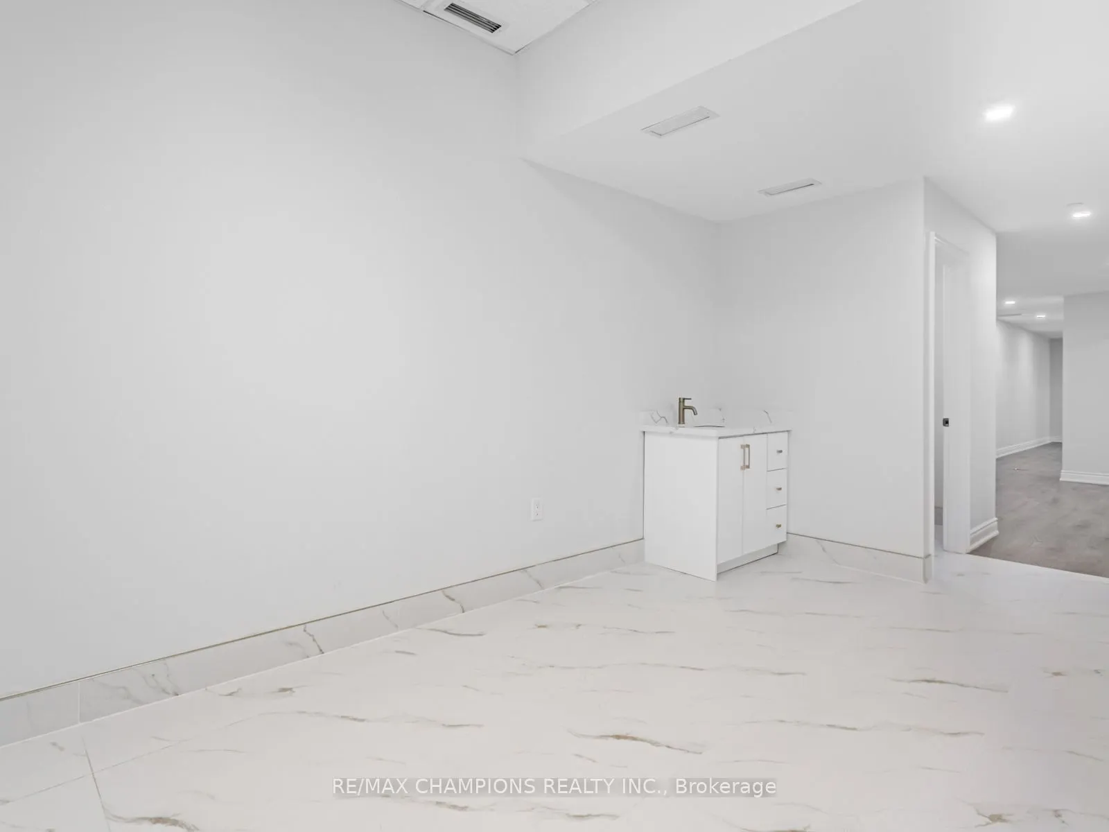 2565 Steeles Avenue E, #26