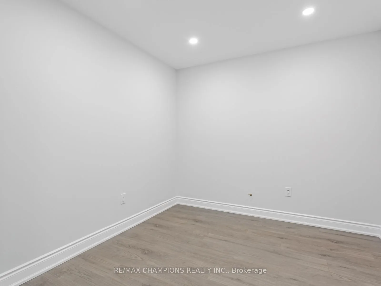 2565 Steeles Avenue E, #26