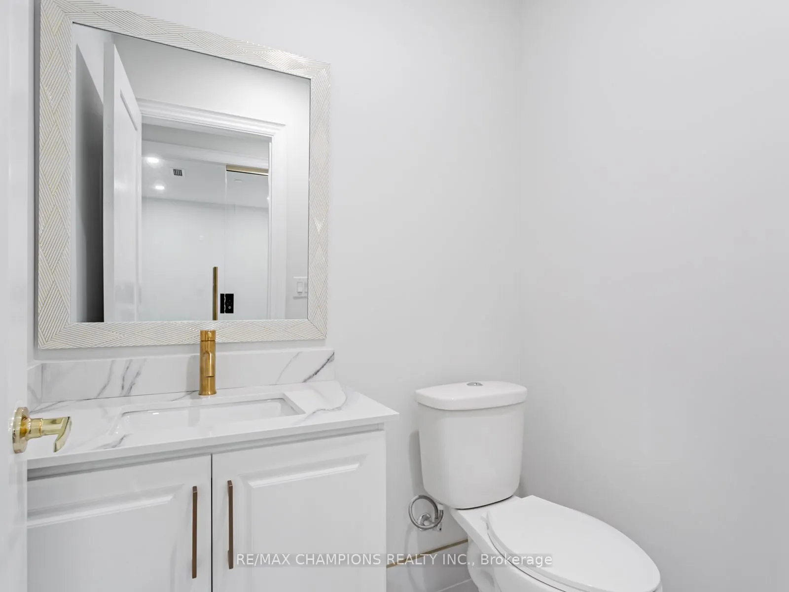2565 Steeles Avenue E, #26