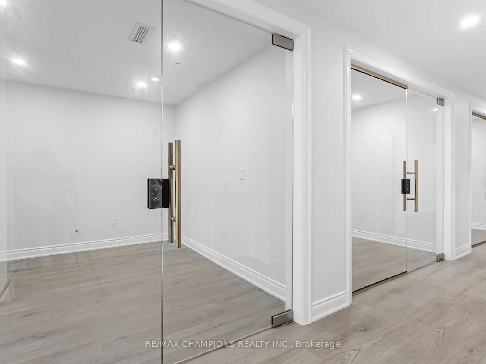 2565 Steeles Avenue E, #26