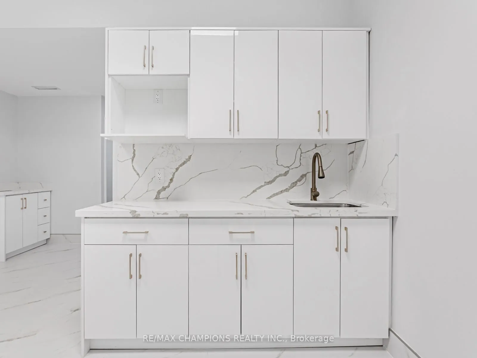 2565 Steeles Avenue E, #26