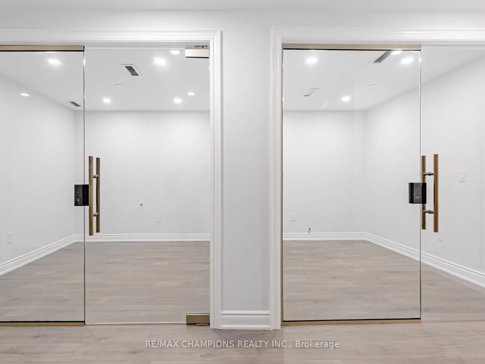 2565 Steeles Avenue E, #26