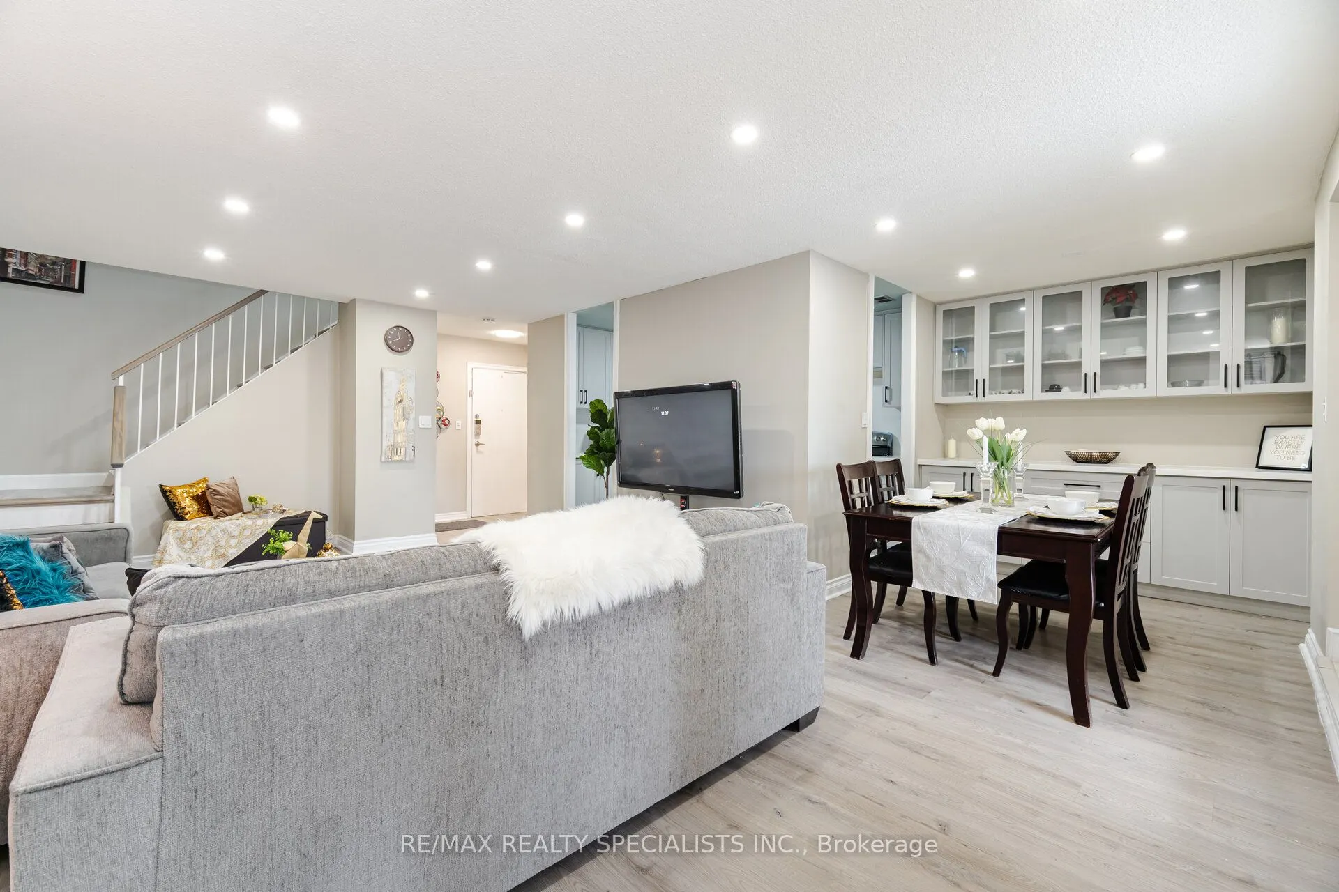 3025 The Credit Woodlands, #325