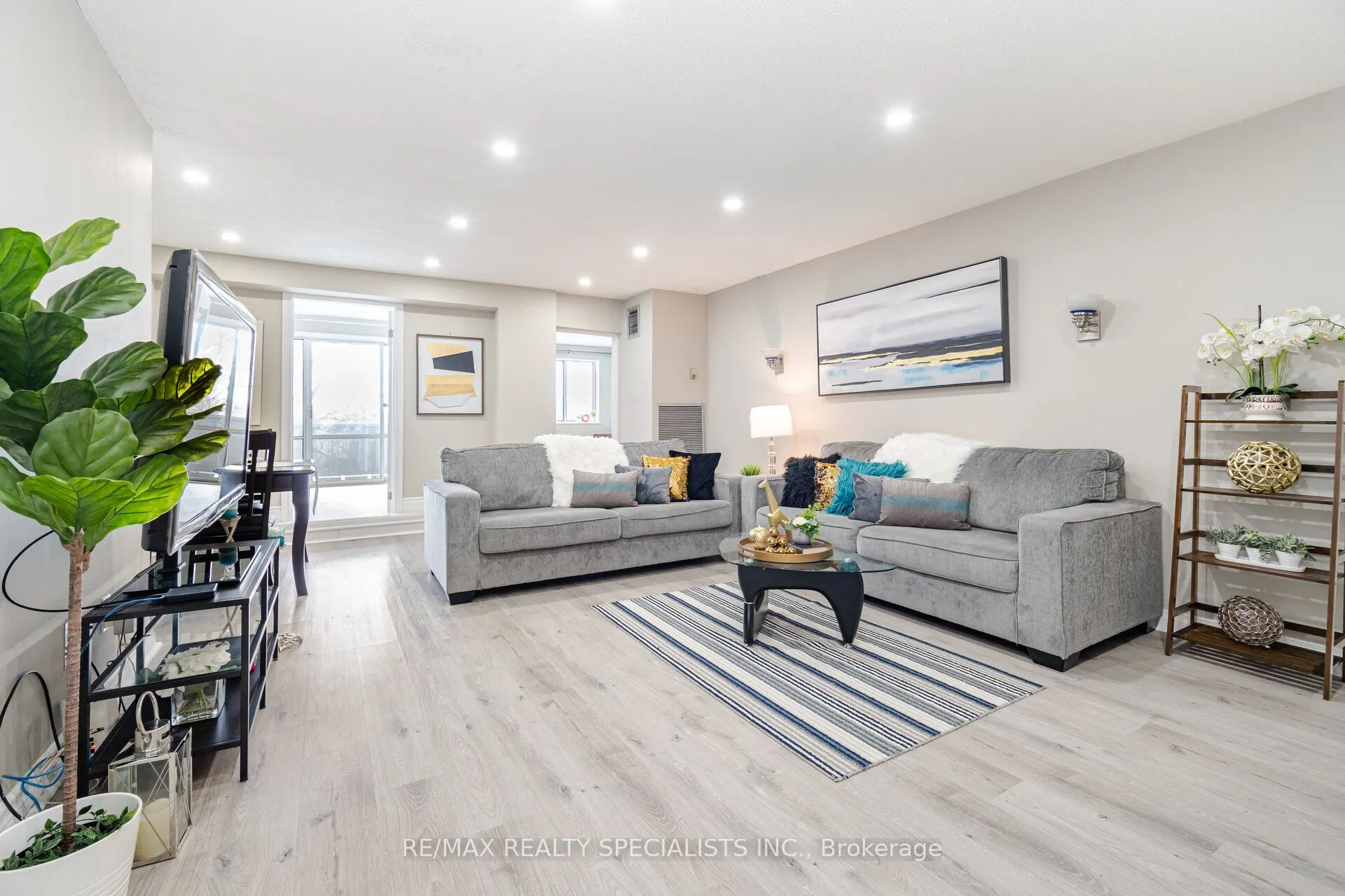3025 The Credit Woodlands, #325