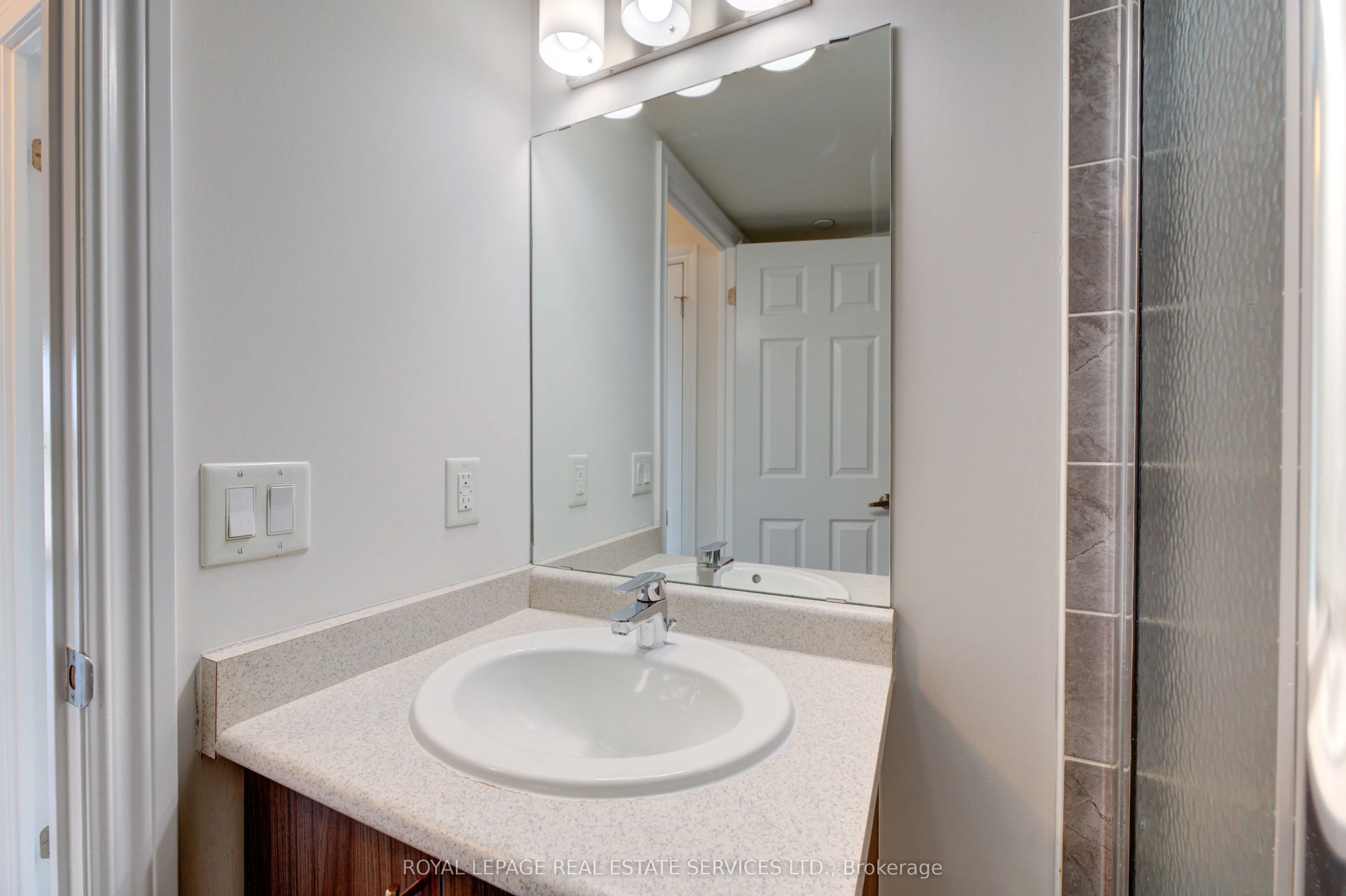 716 Main Street E, #301