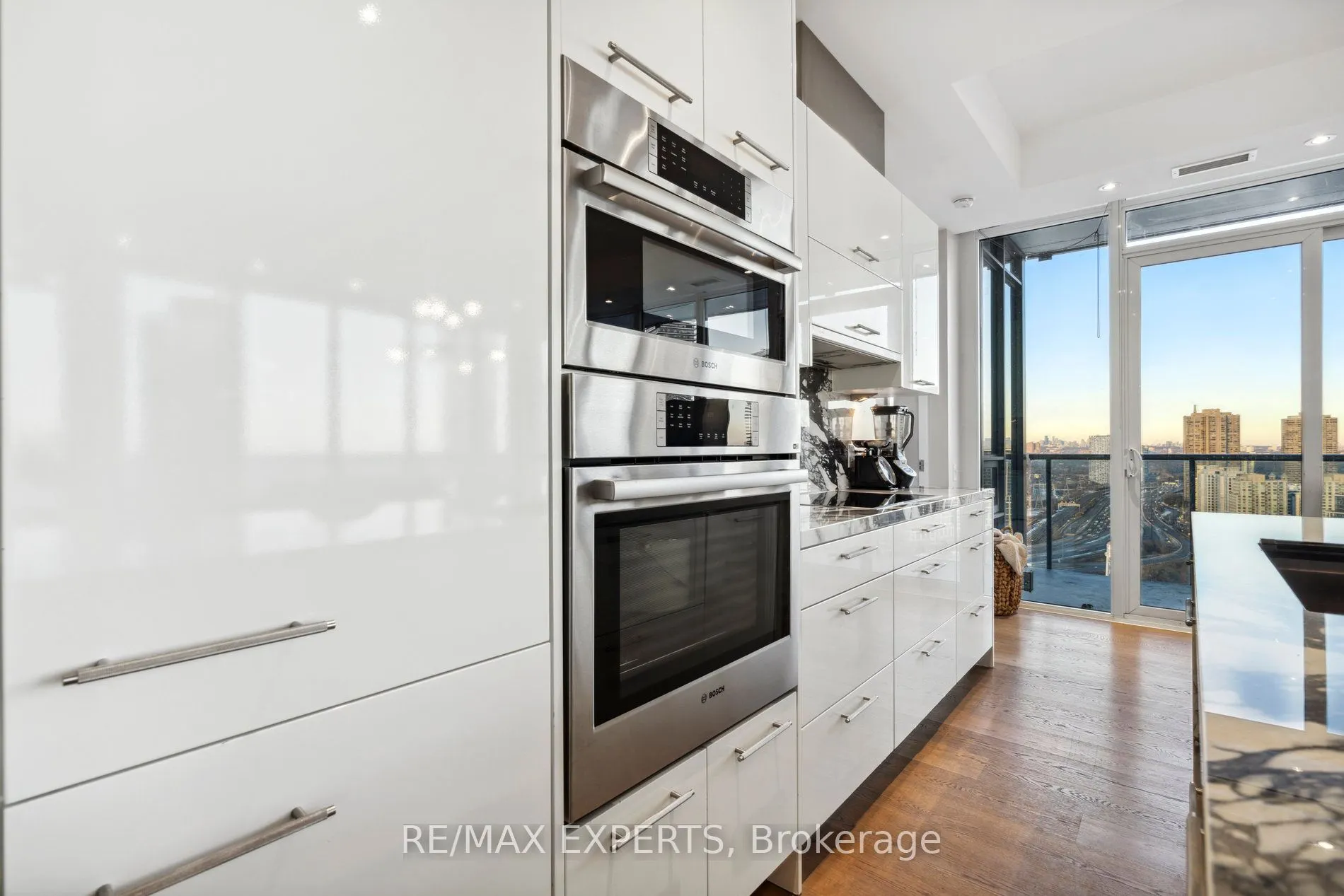 90 Park Lawn Road, #PH-3007