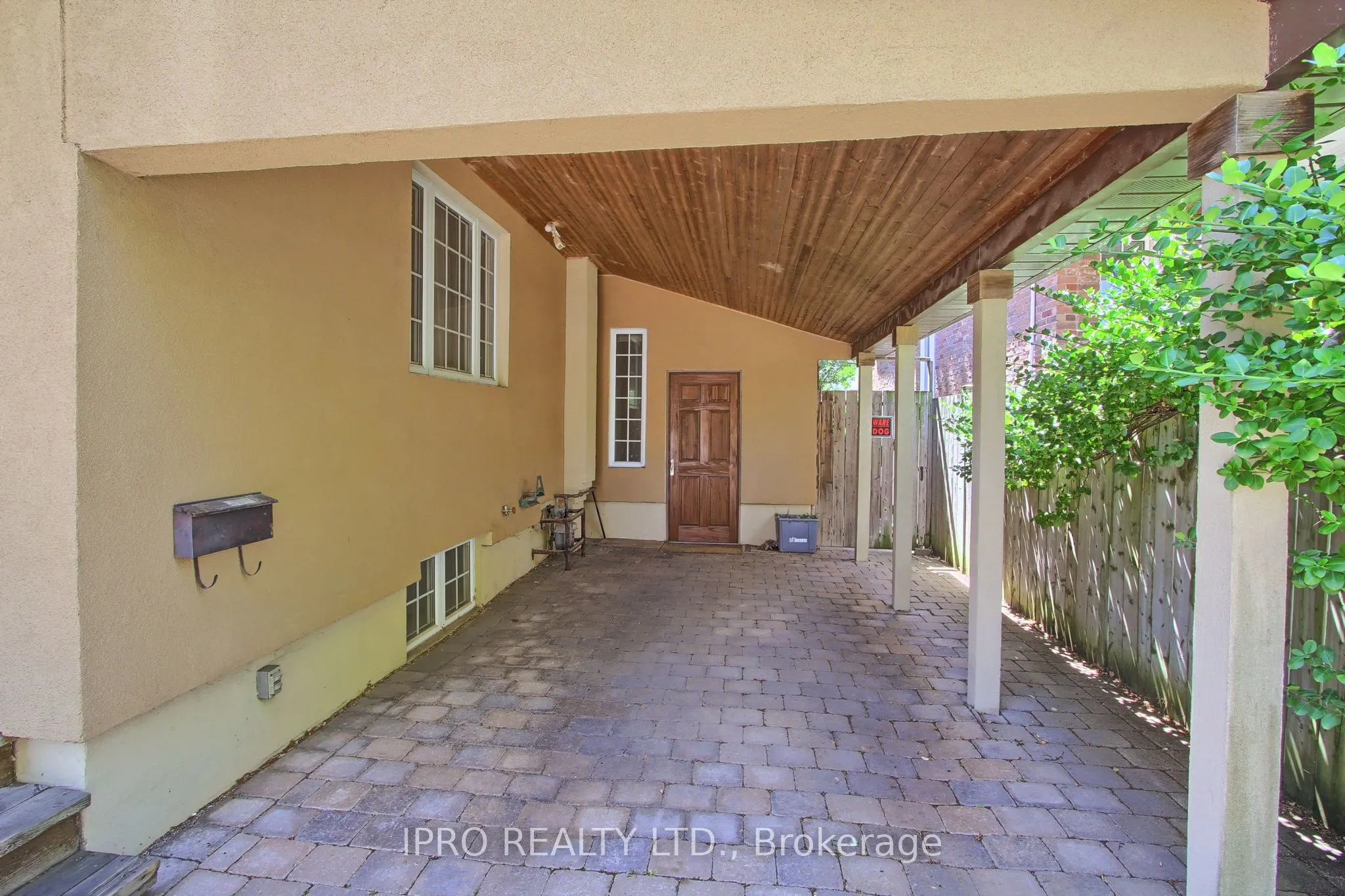 21 Woodbury Road