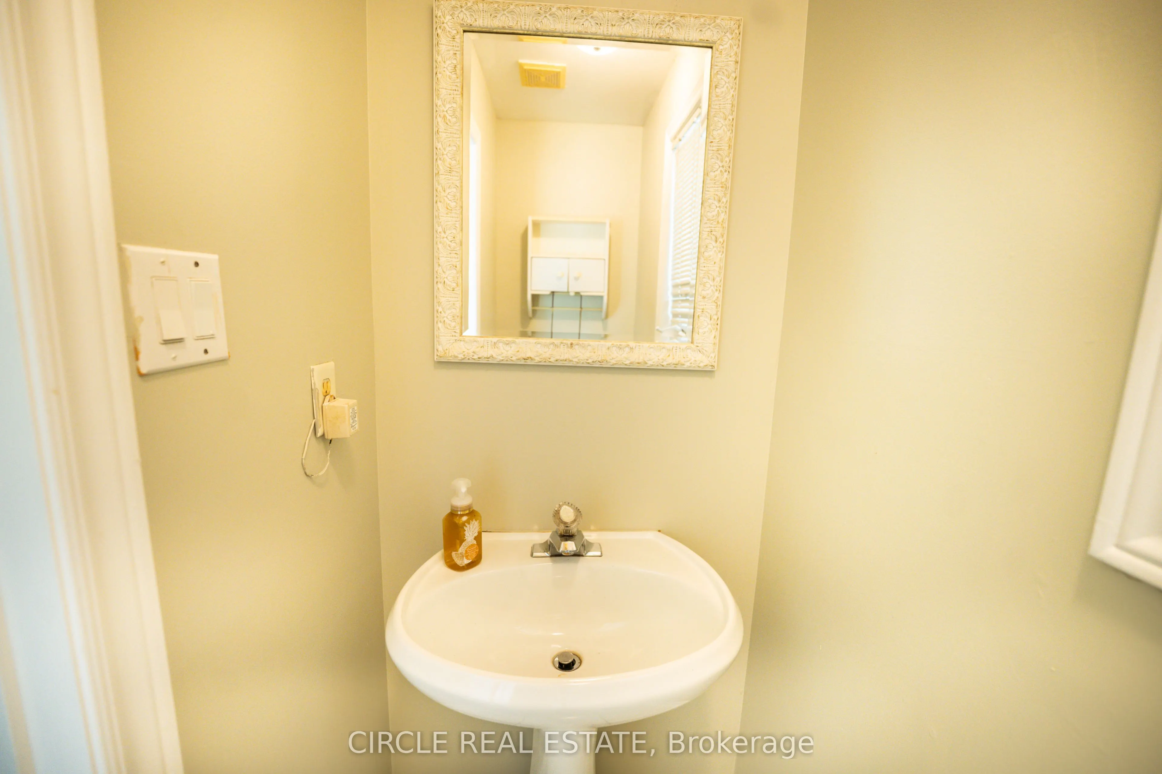 10 Gold Park Pl