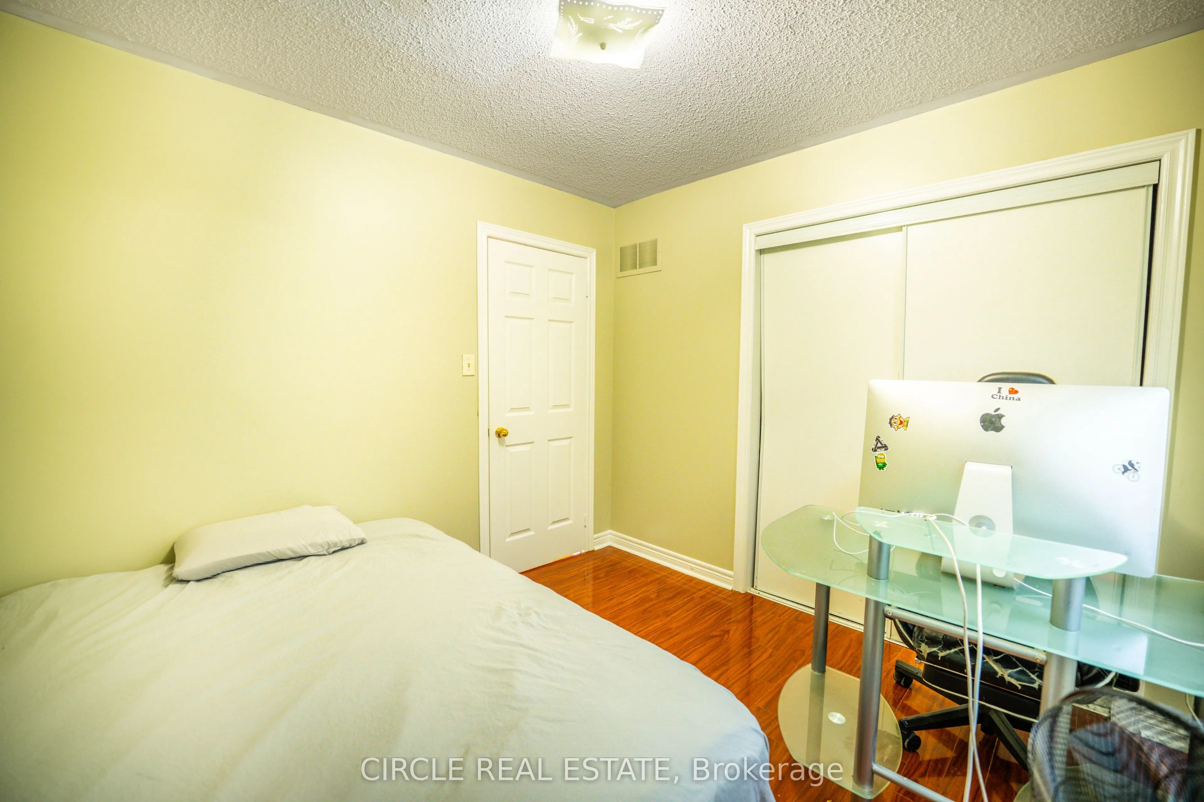 10 Gold Park Pl